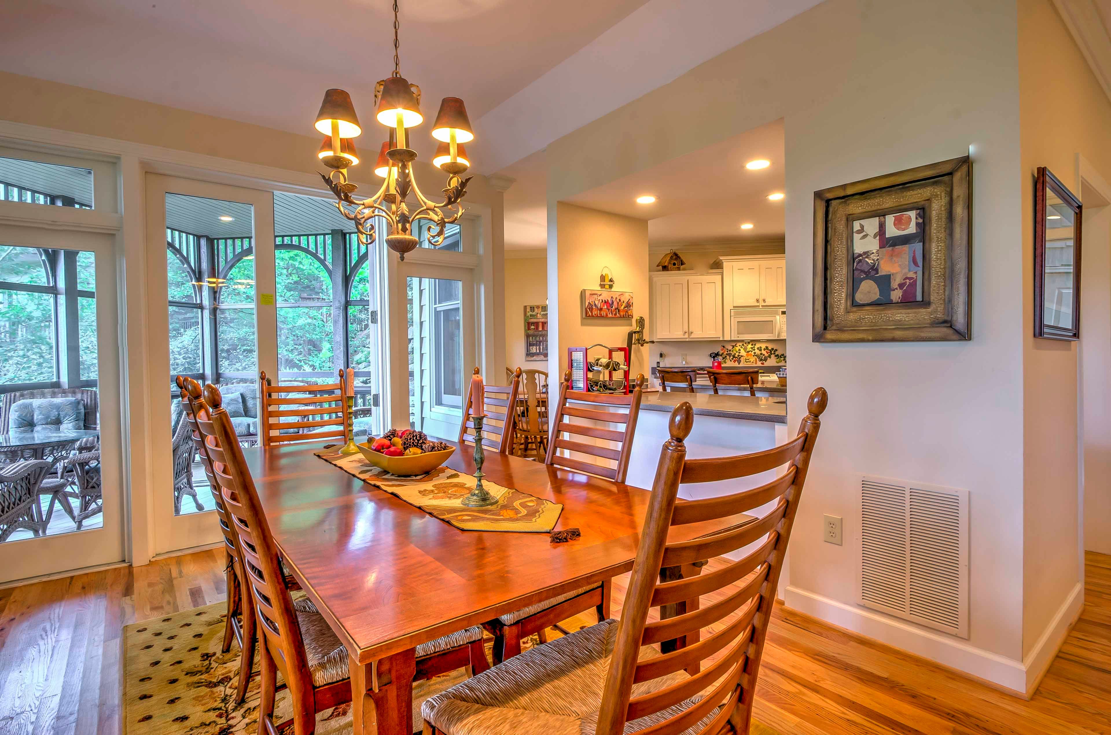 A wealth of windows reveal forest views!