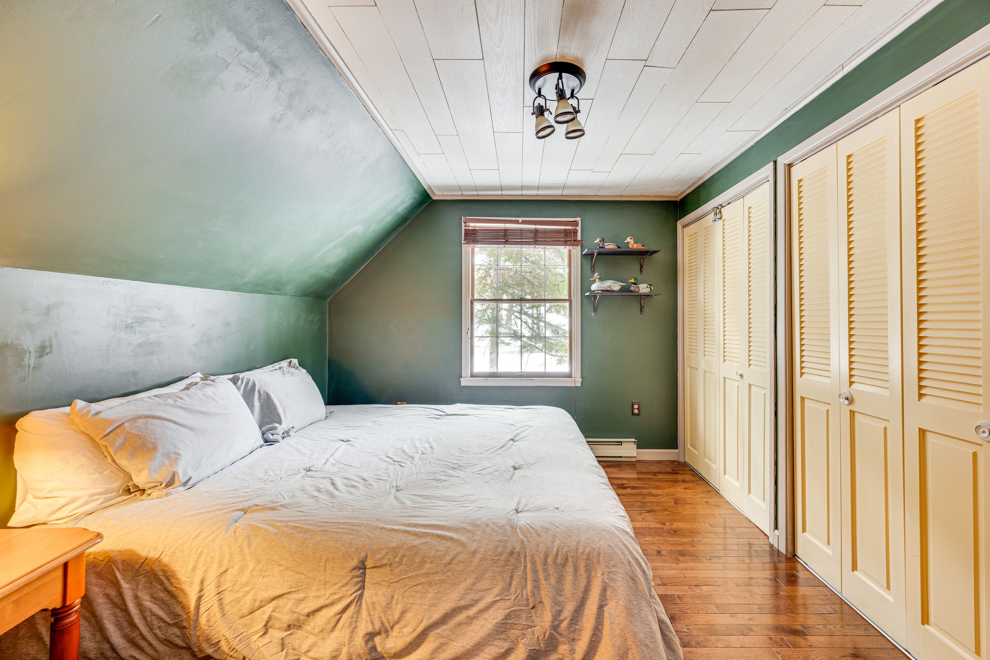 Bedroom 2 | Queen Bed