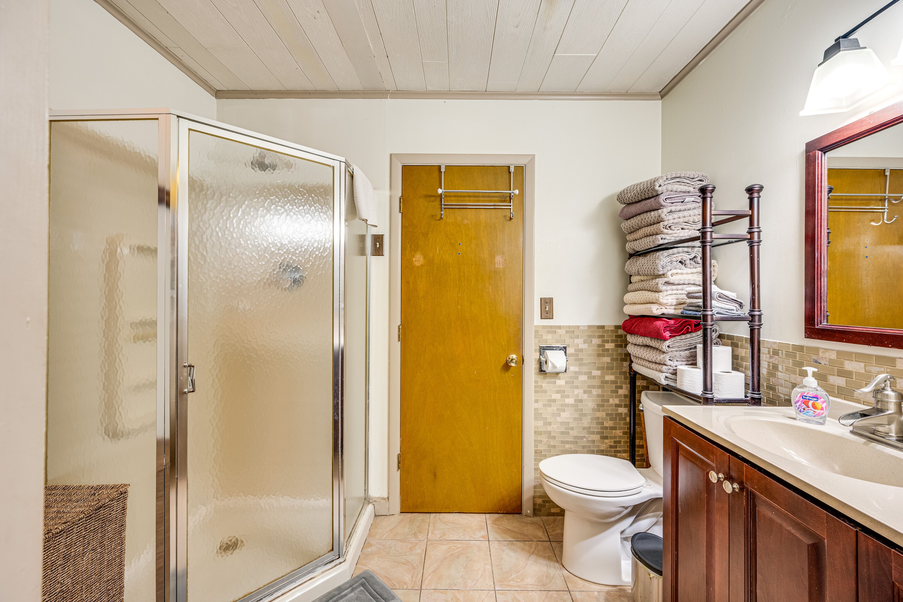 Full Bathroom | Towels Provided