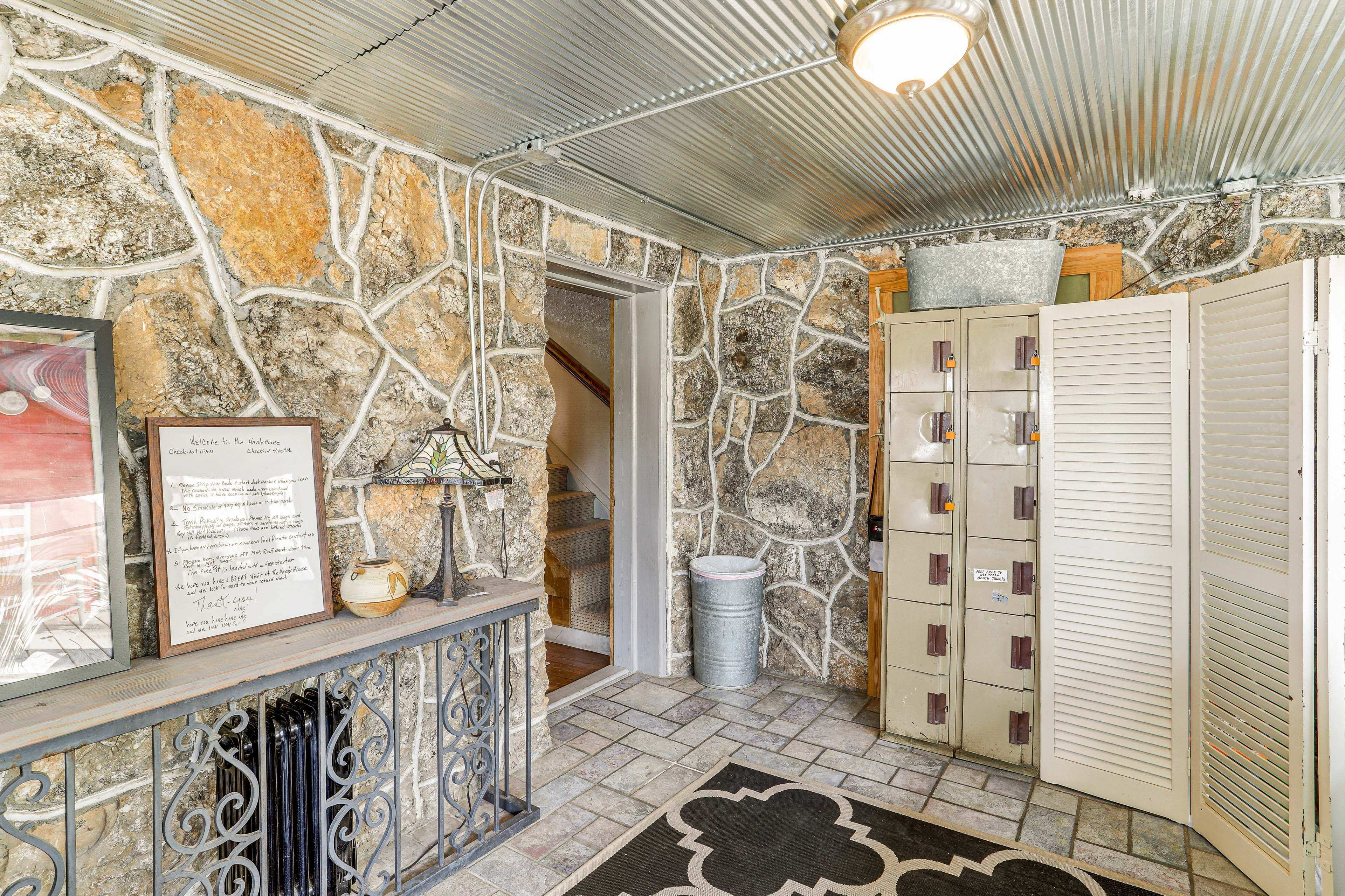 Mud Room | Washer & Dryer