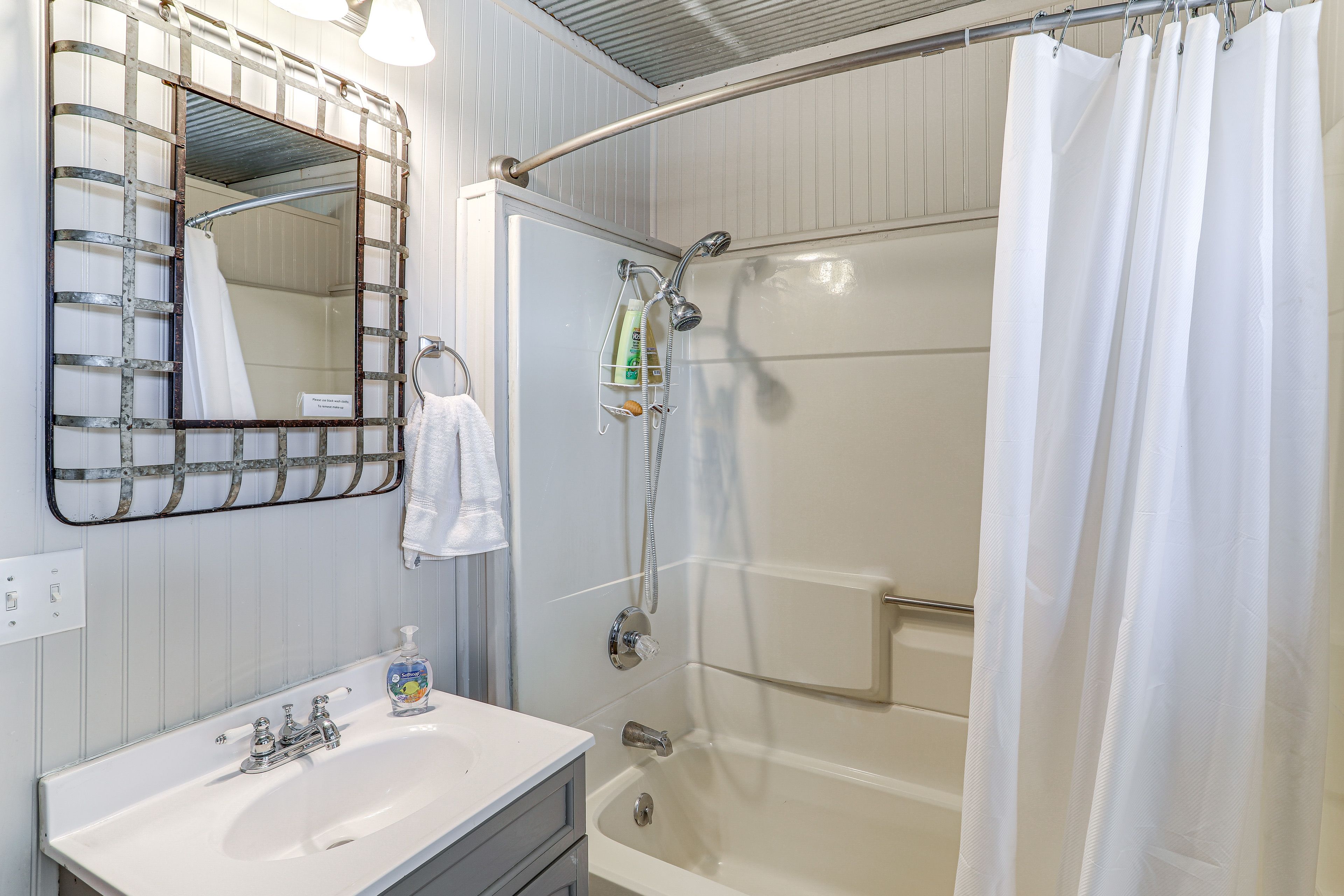 Full Bathroom | Complimentary Toiletries