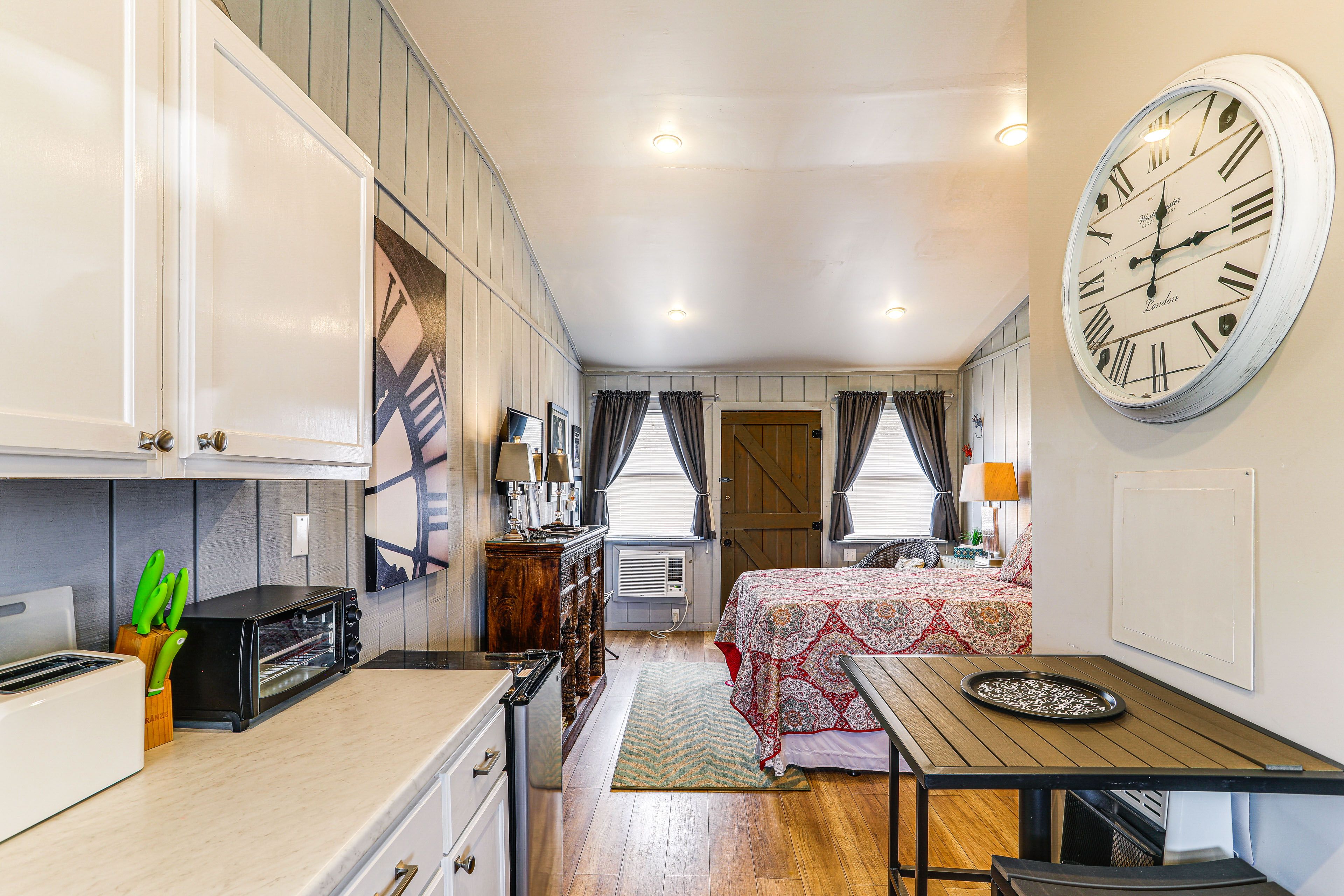 Kitchenette | Microwave