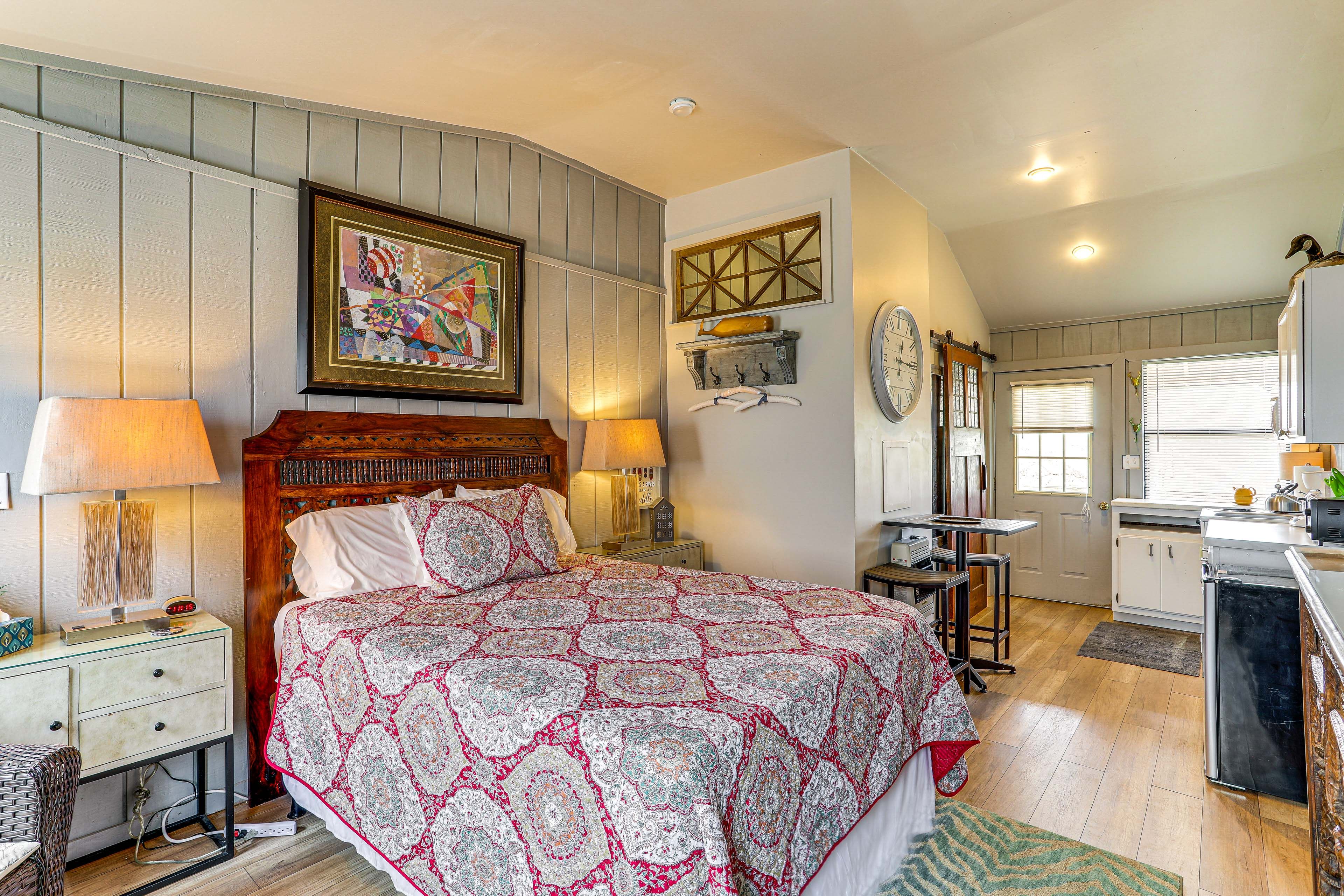 Bedroom 5 (Studio Guest House) | Queen Bed