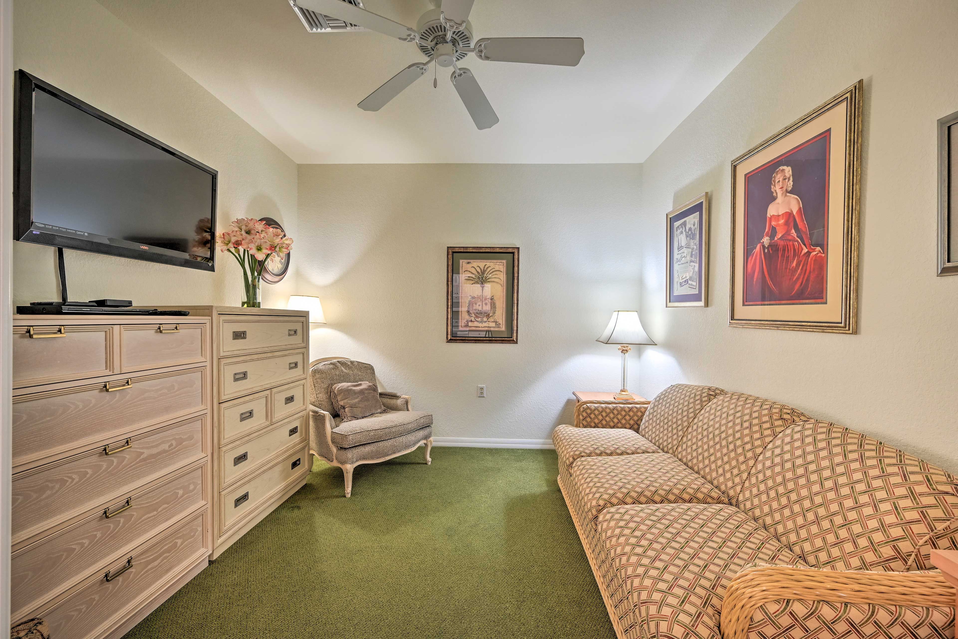 Sitting Area | Flat-Screen TV