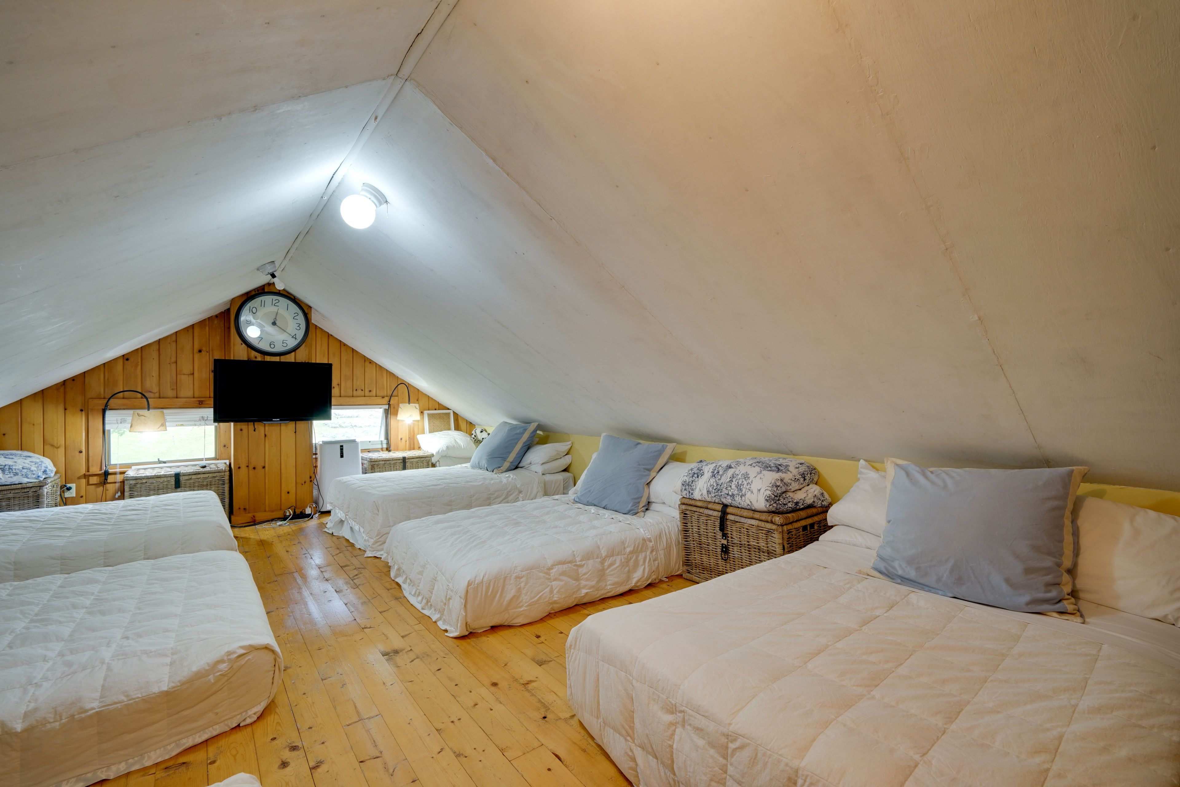 Bedroom 6 (Loft Bunk House) | 4 Full Bed | King Bed