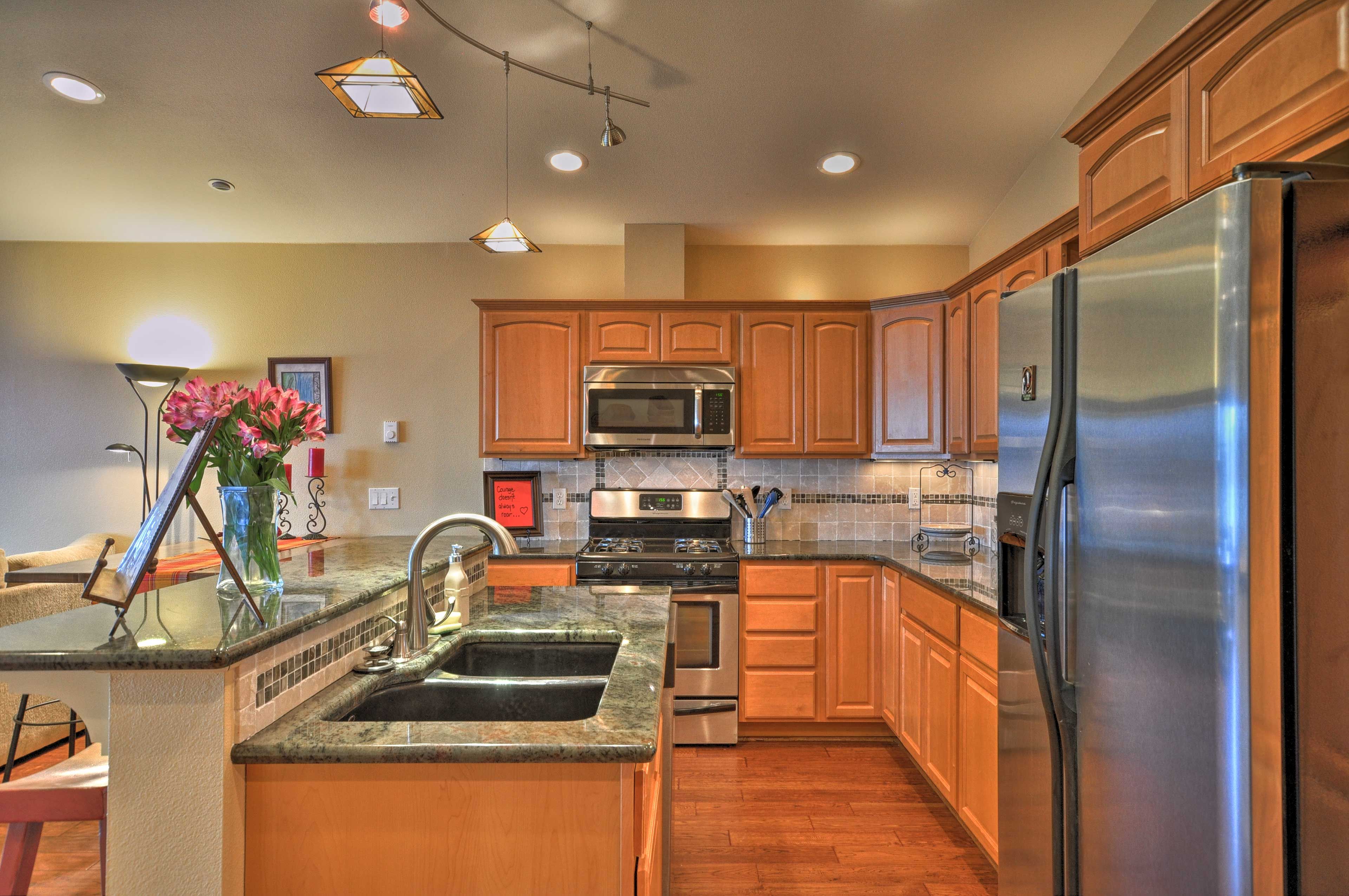 Prepare snacks for a day at the beach in this fully equipped kitchen!