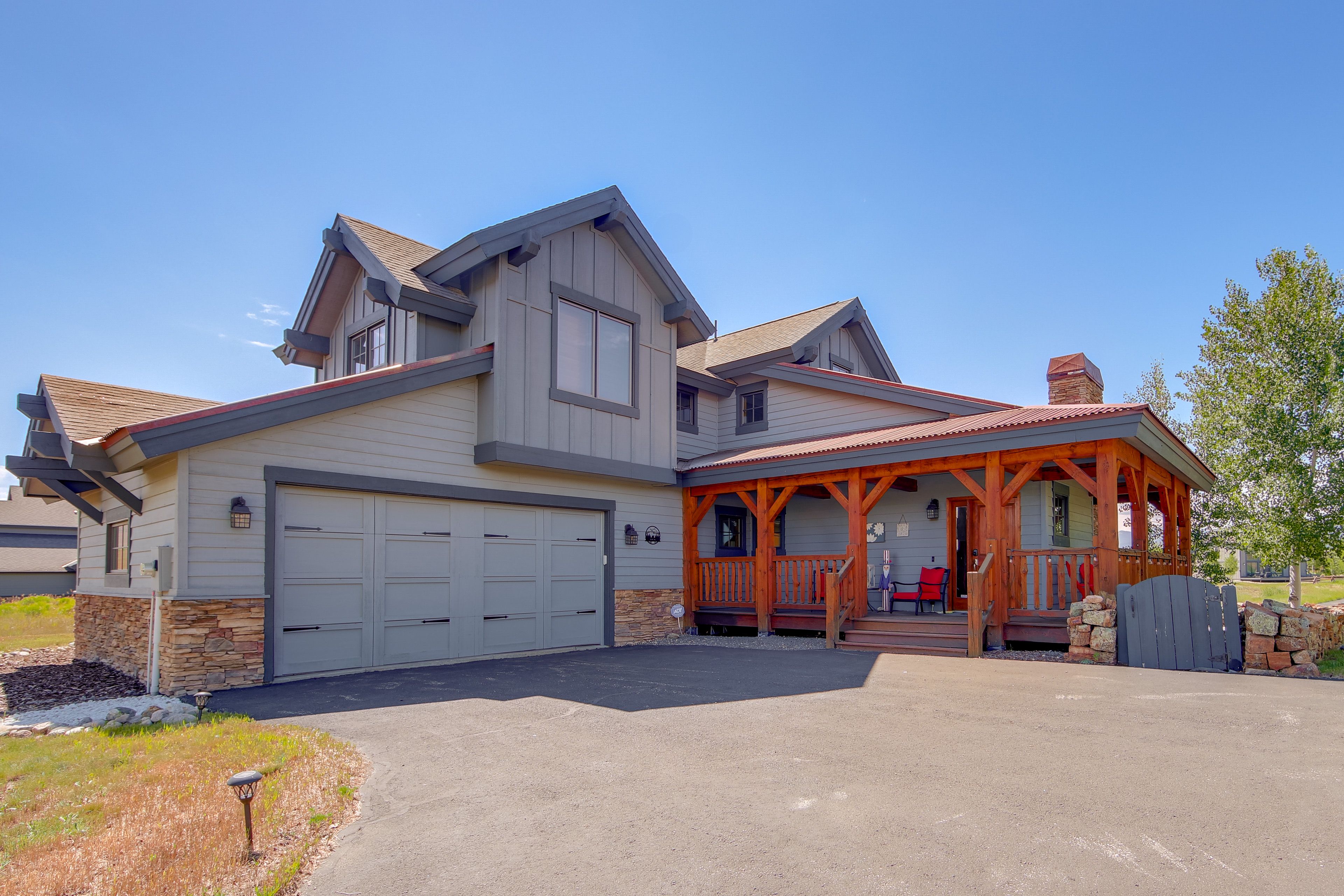 Exterior | Driveway (4 Vehicles)