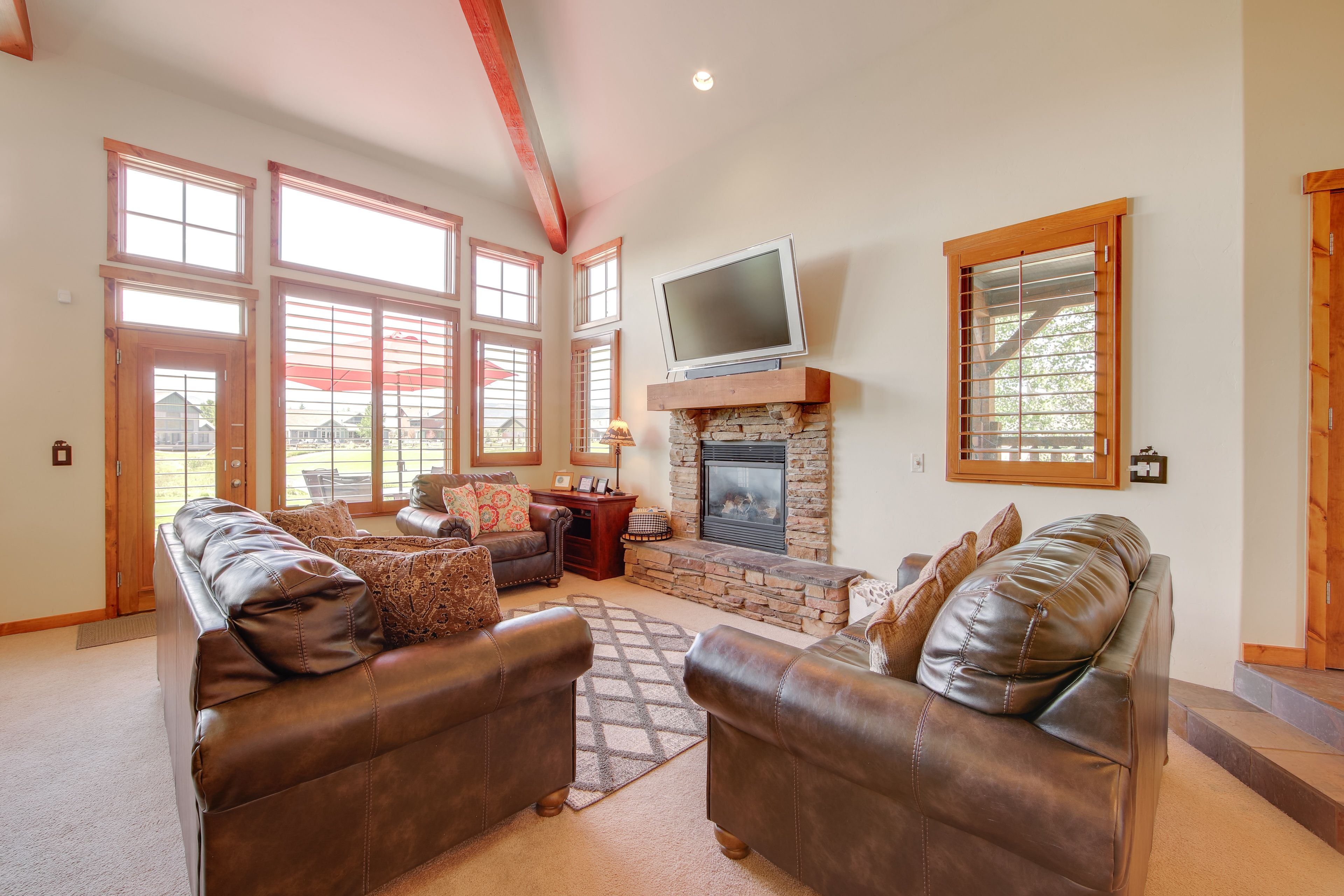 Living Room | Free WiFi | Central Heating & A/C | Smart TV | 1st Floor