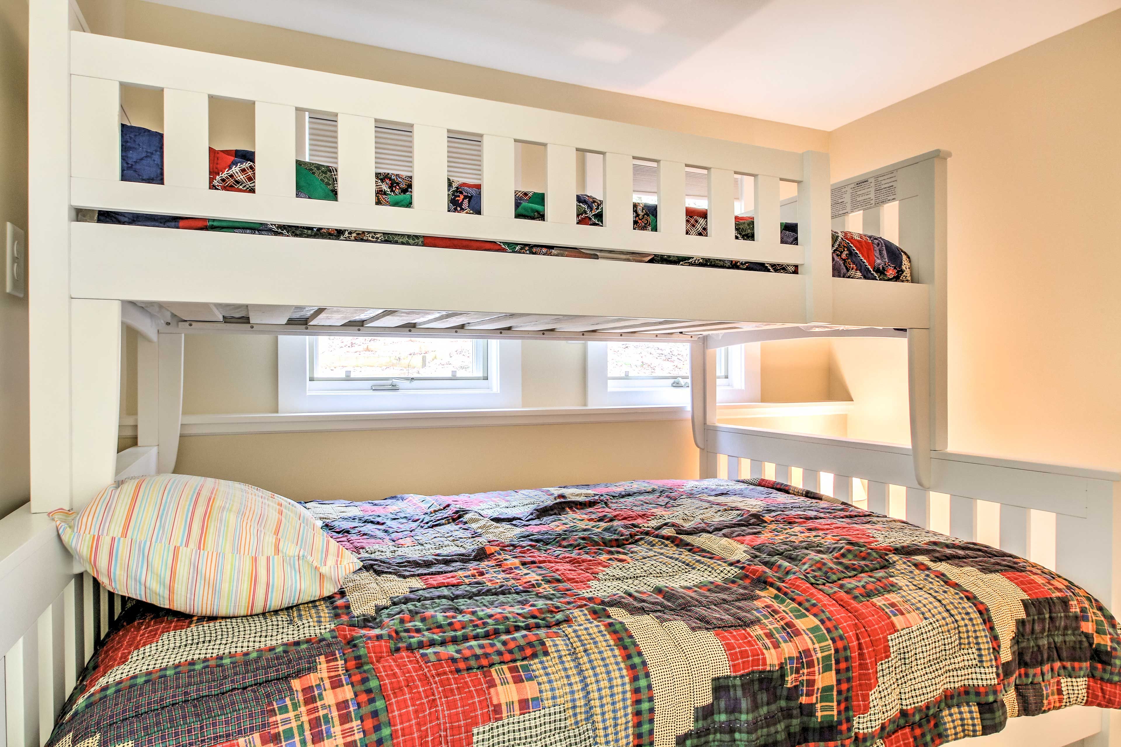Bedroom 4 | Twin/Full Bunk Bed