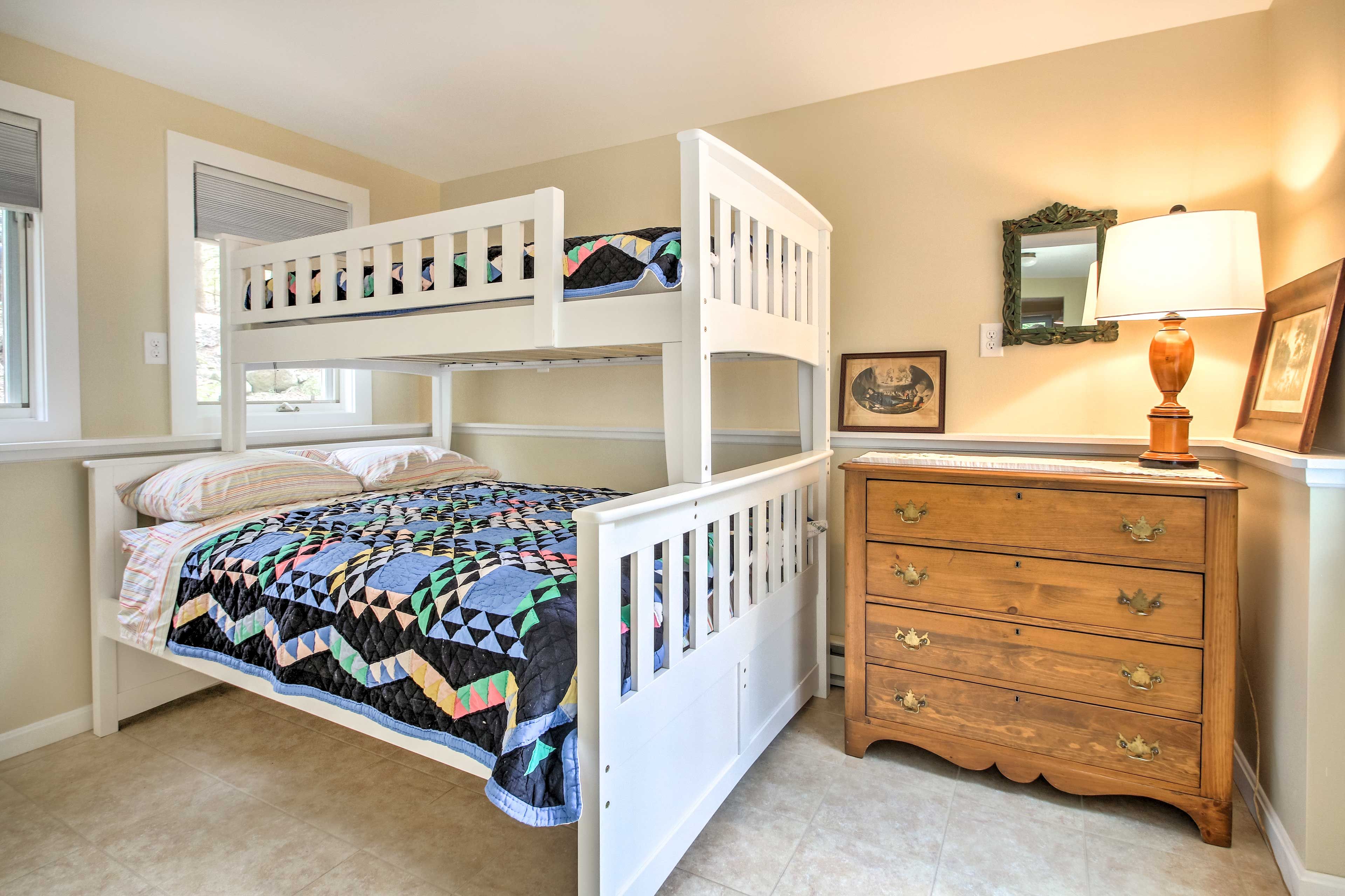 Bedroom 2 | Twin/Full Bunk Bed