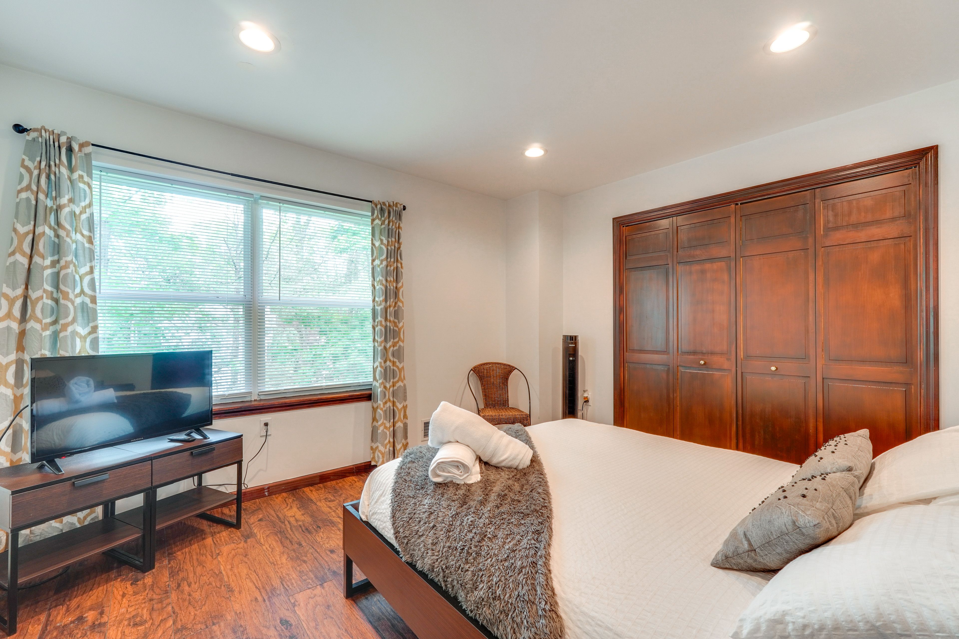 Bedroom 2 | Queen Bed