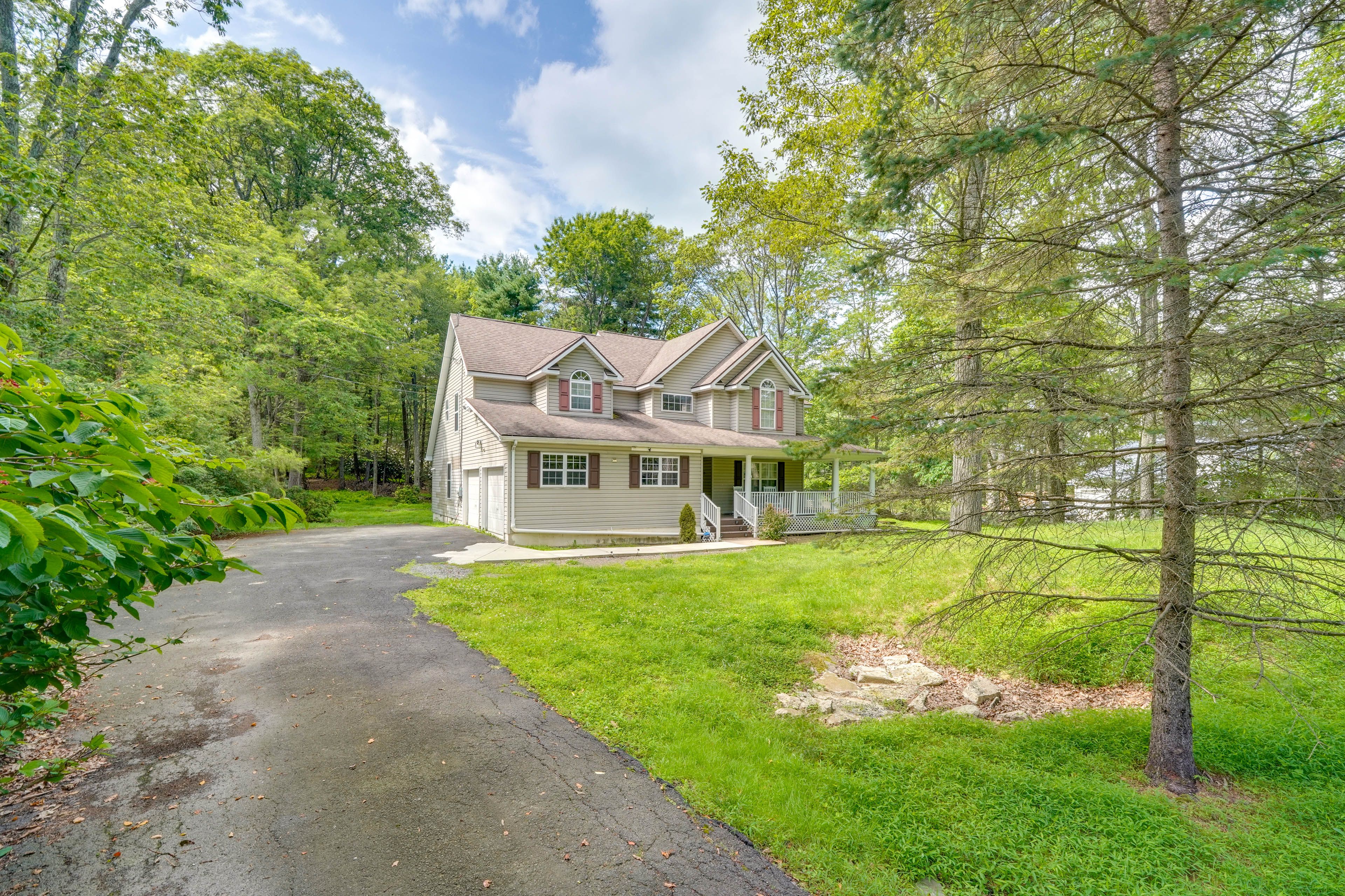 Tannersville Vacation Rental Home | 4BR | 3.5BA | 2,678 Sq Ft | Steps to Access