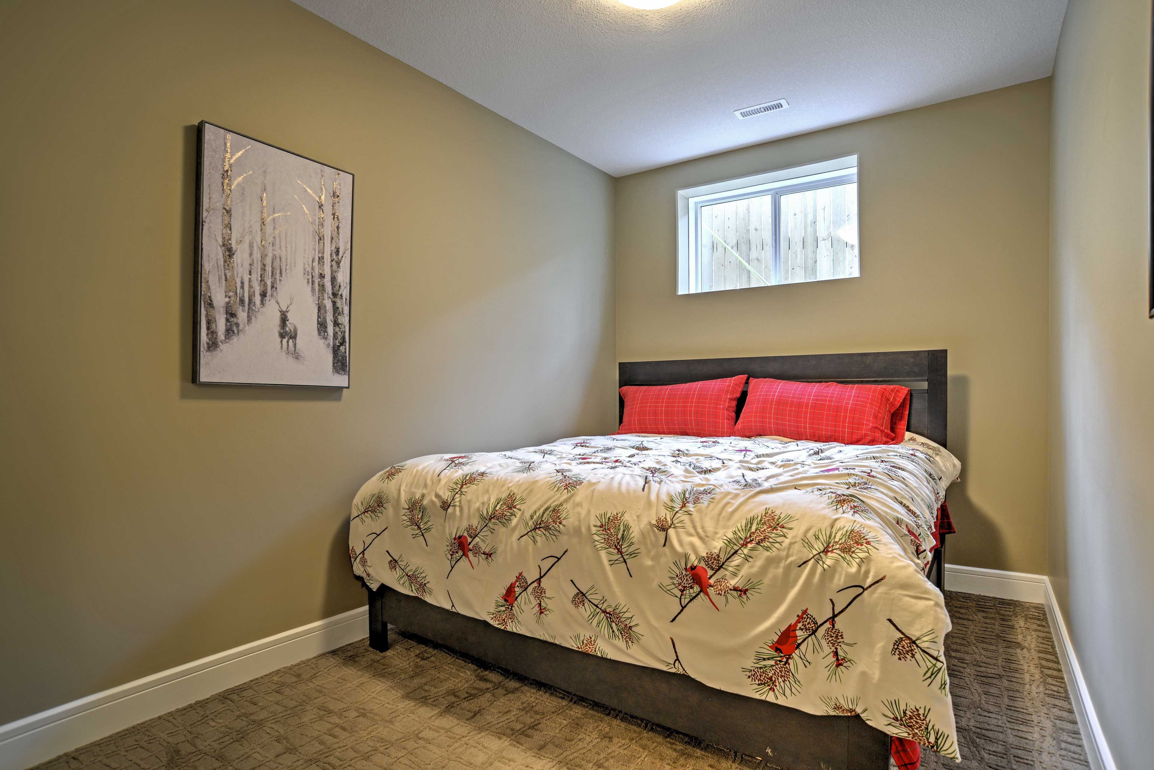Bedroom 5 | Queen Bed