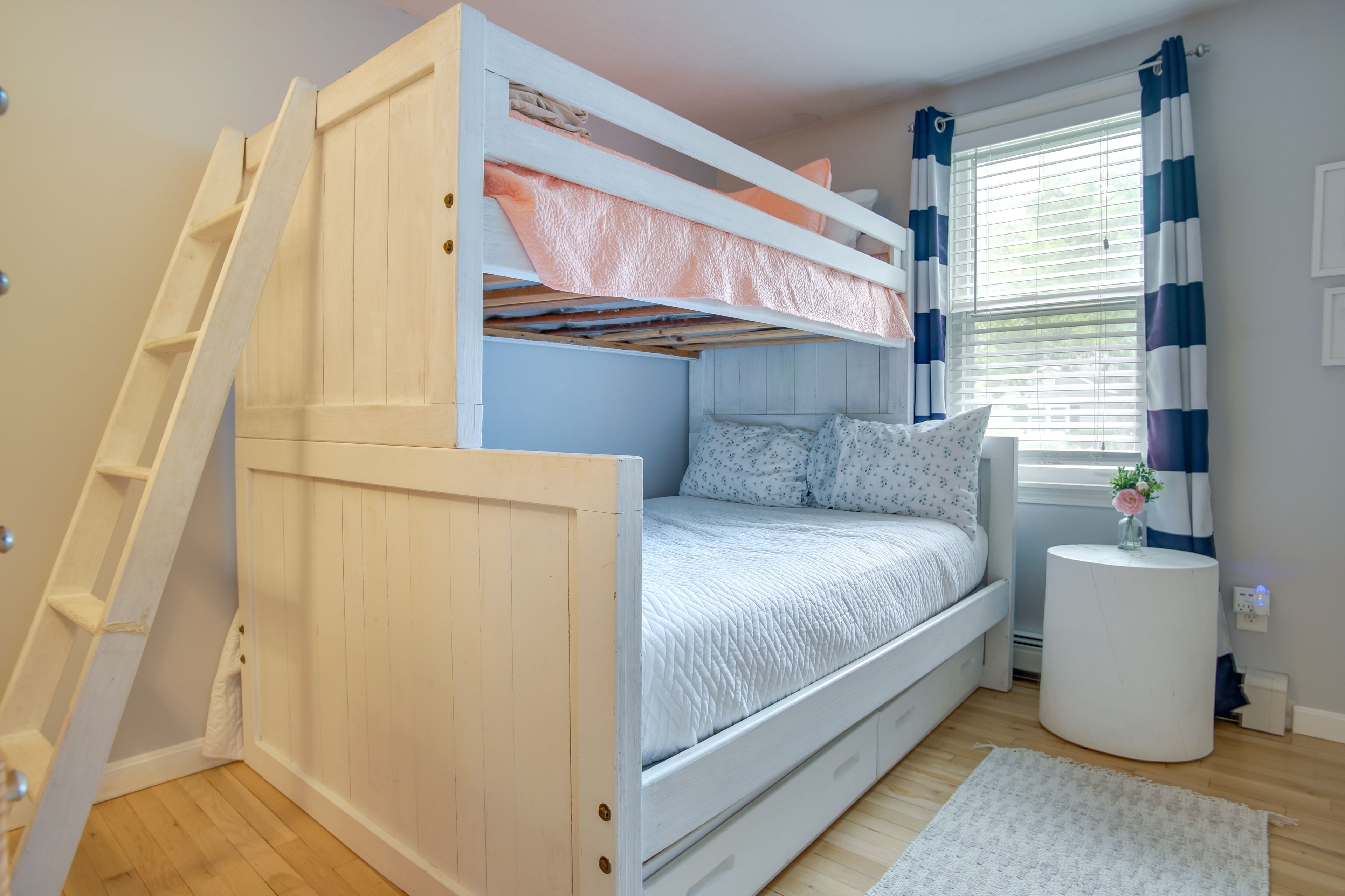 Bedroom 3 | Twin/Full Bunk Bed