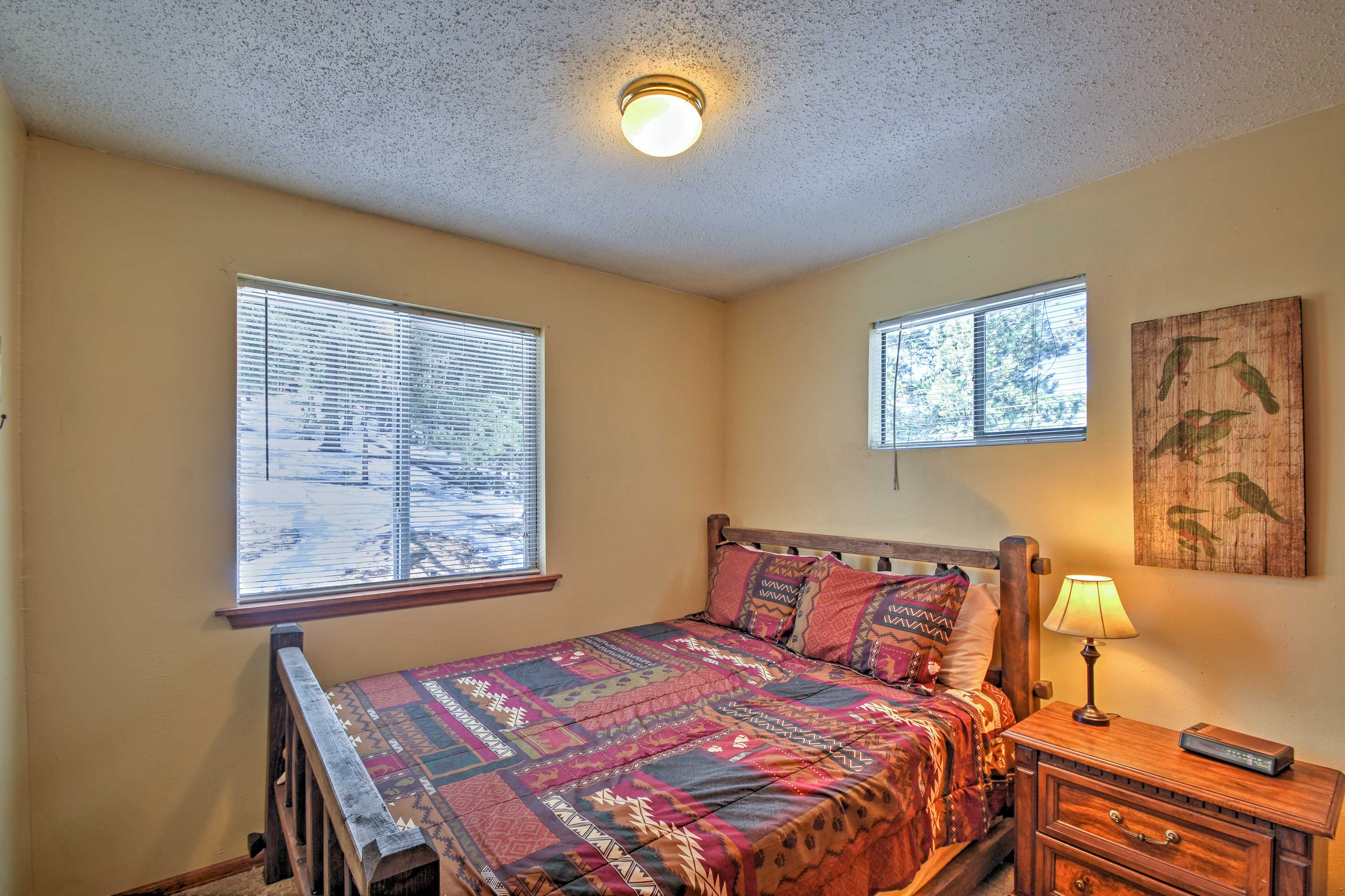 Bedroom 1 | Queen Bed