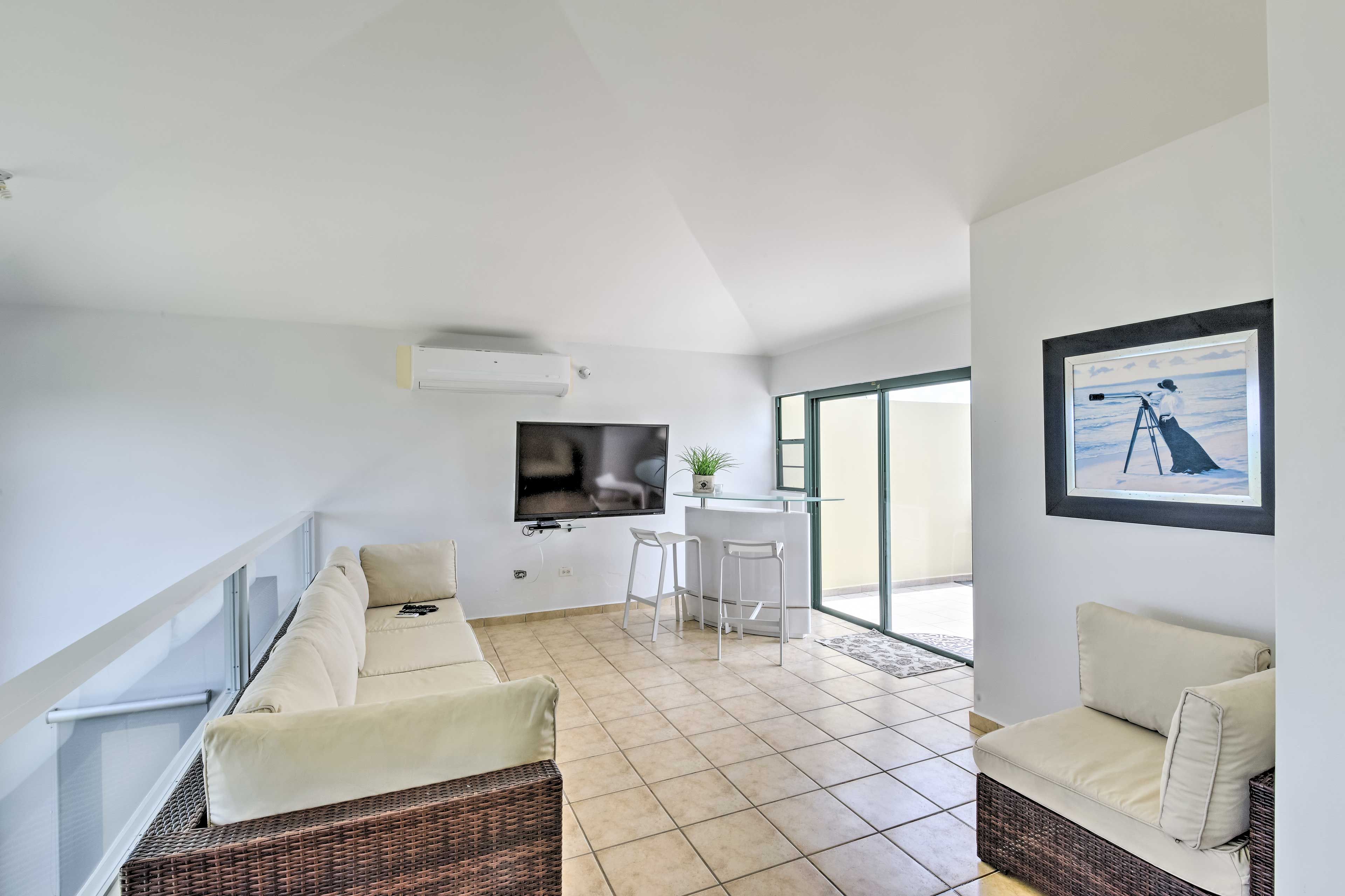 Living Room | Cable TV | Dry Bar | A/C | Heating | Free WiFi