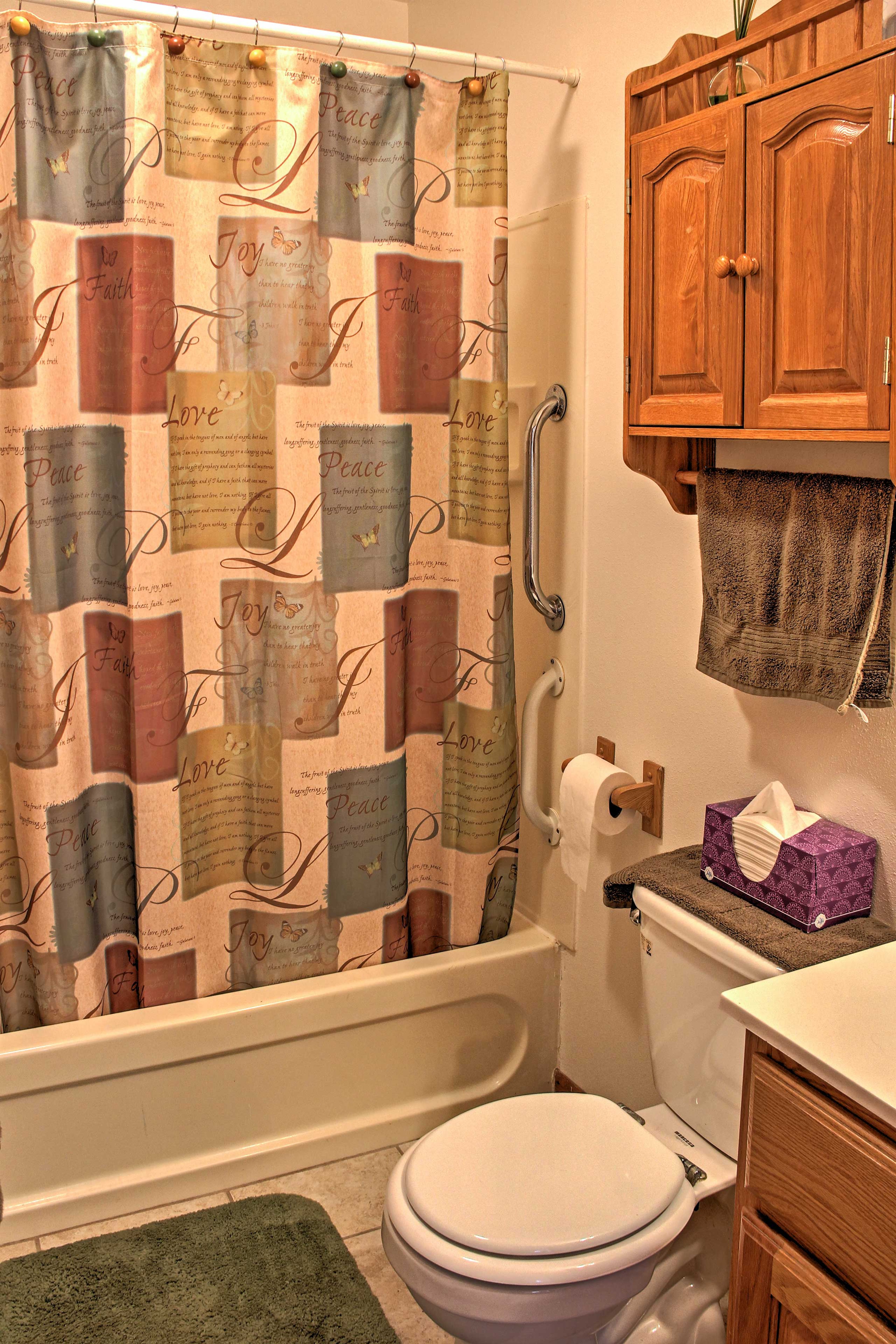 Full Bathroom | Towels Provided
