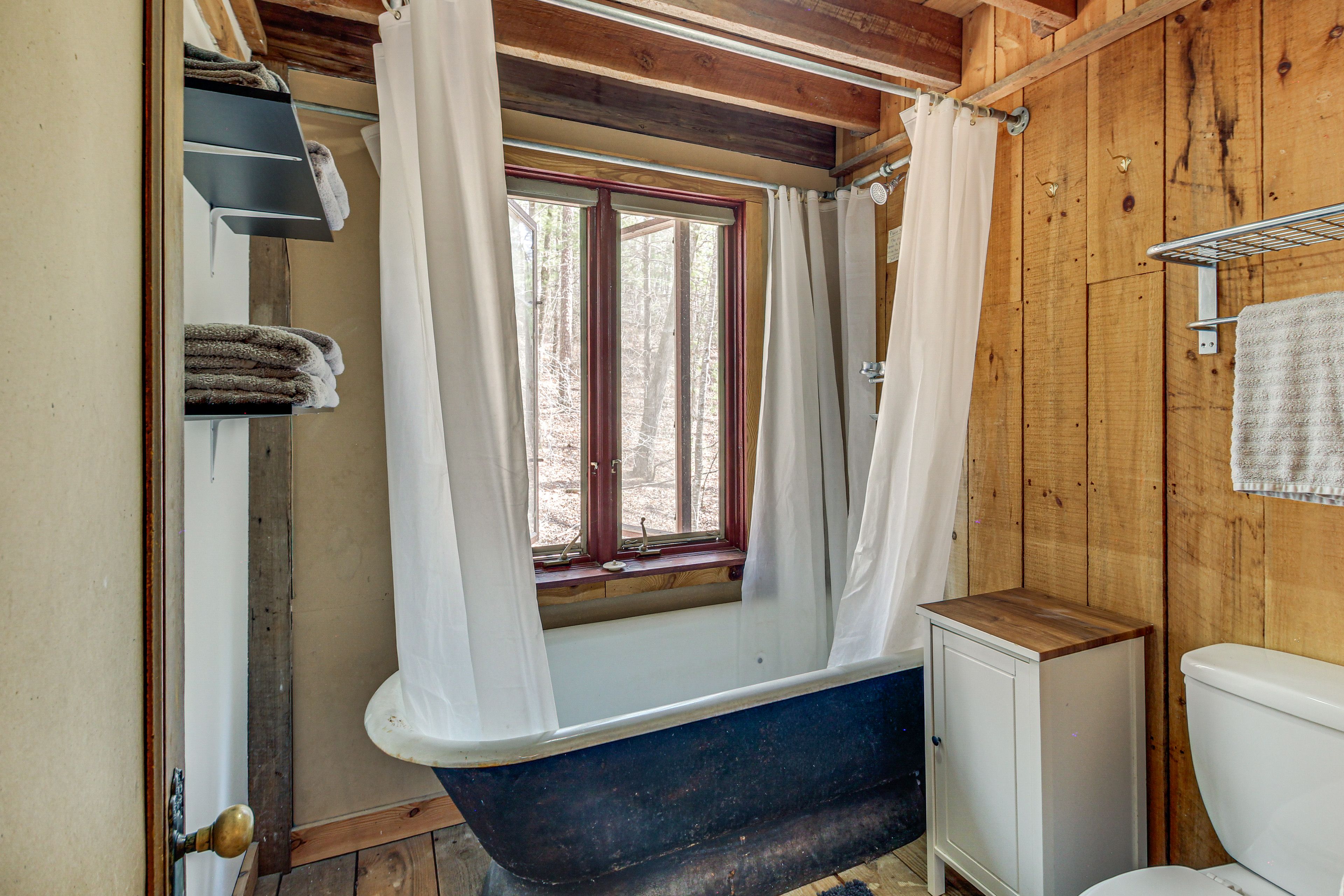 Full Bathroom | Towels Provided