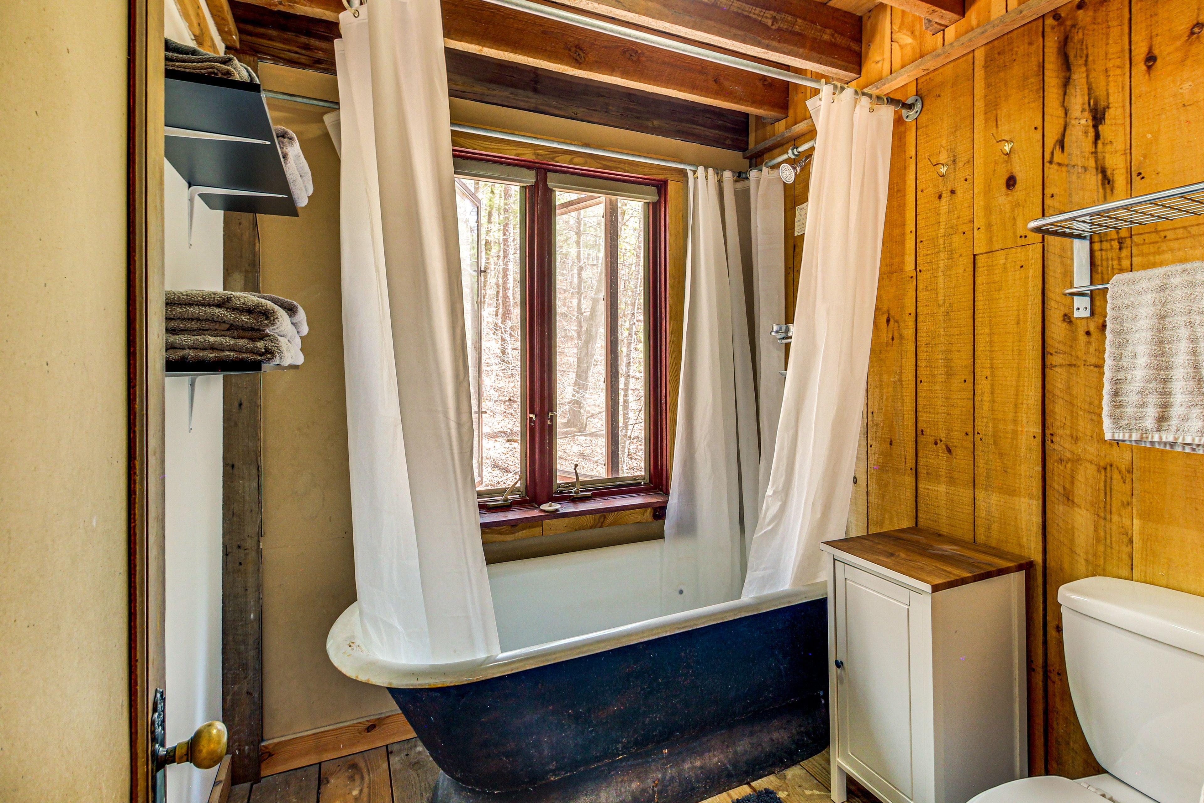 Full Bathroom | Towels Provided