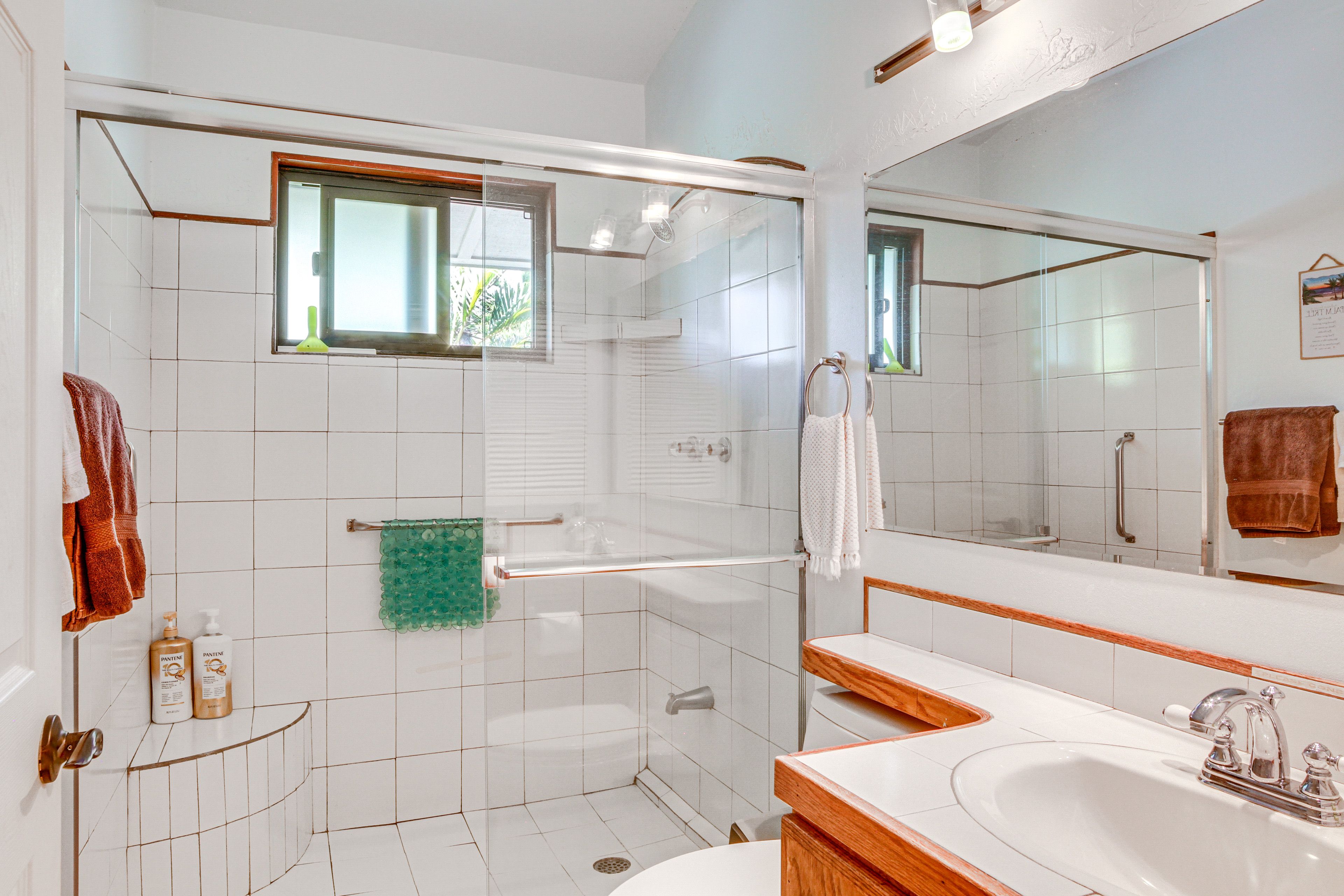 Full Bathroom | Towels Provided | Complimentary Toiletries