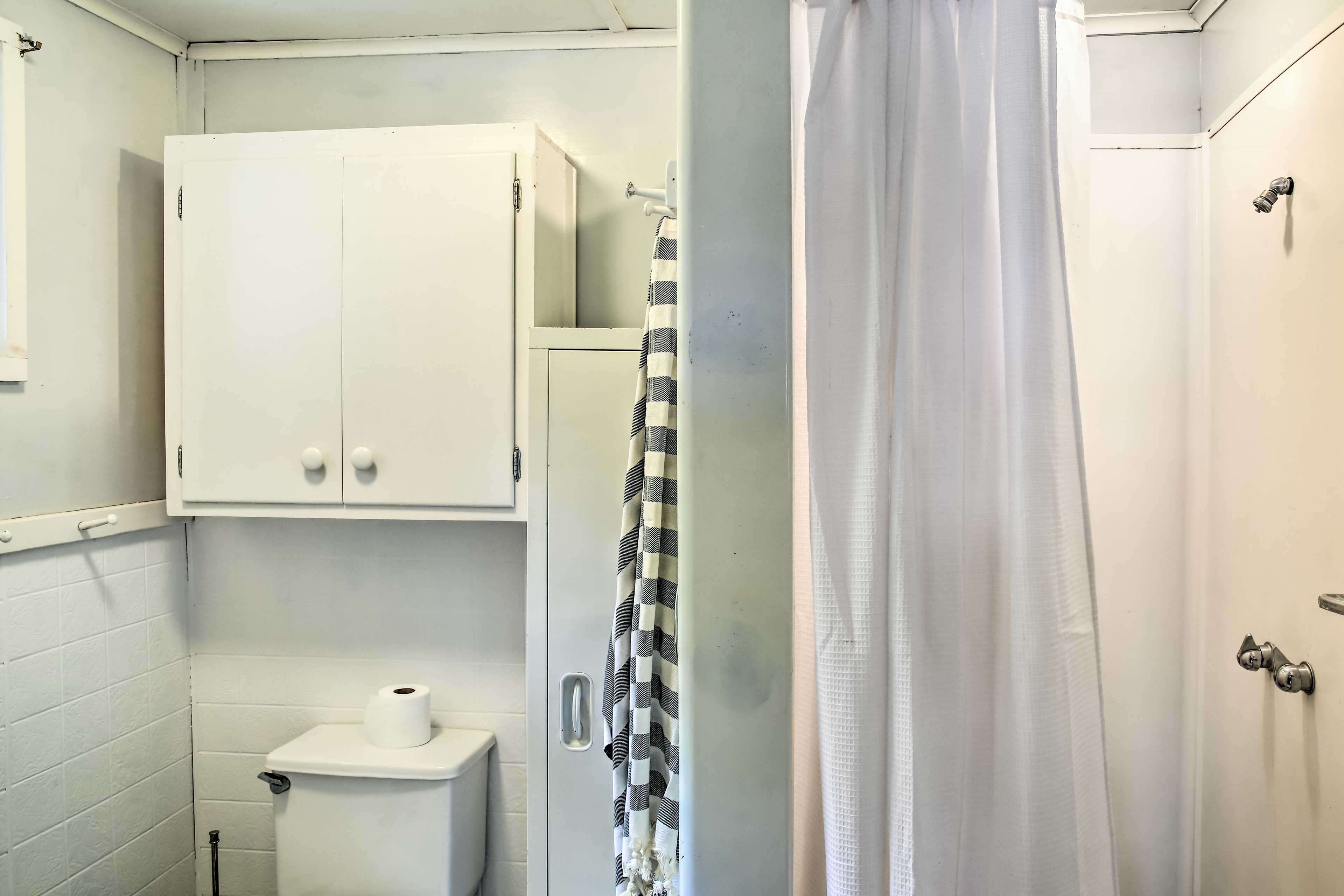 Full Bathroom | Towels Provided