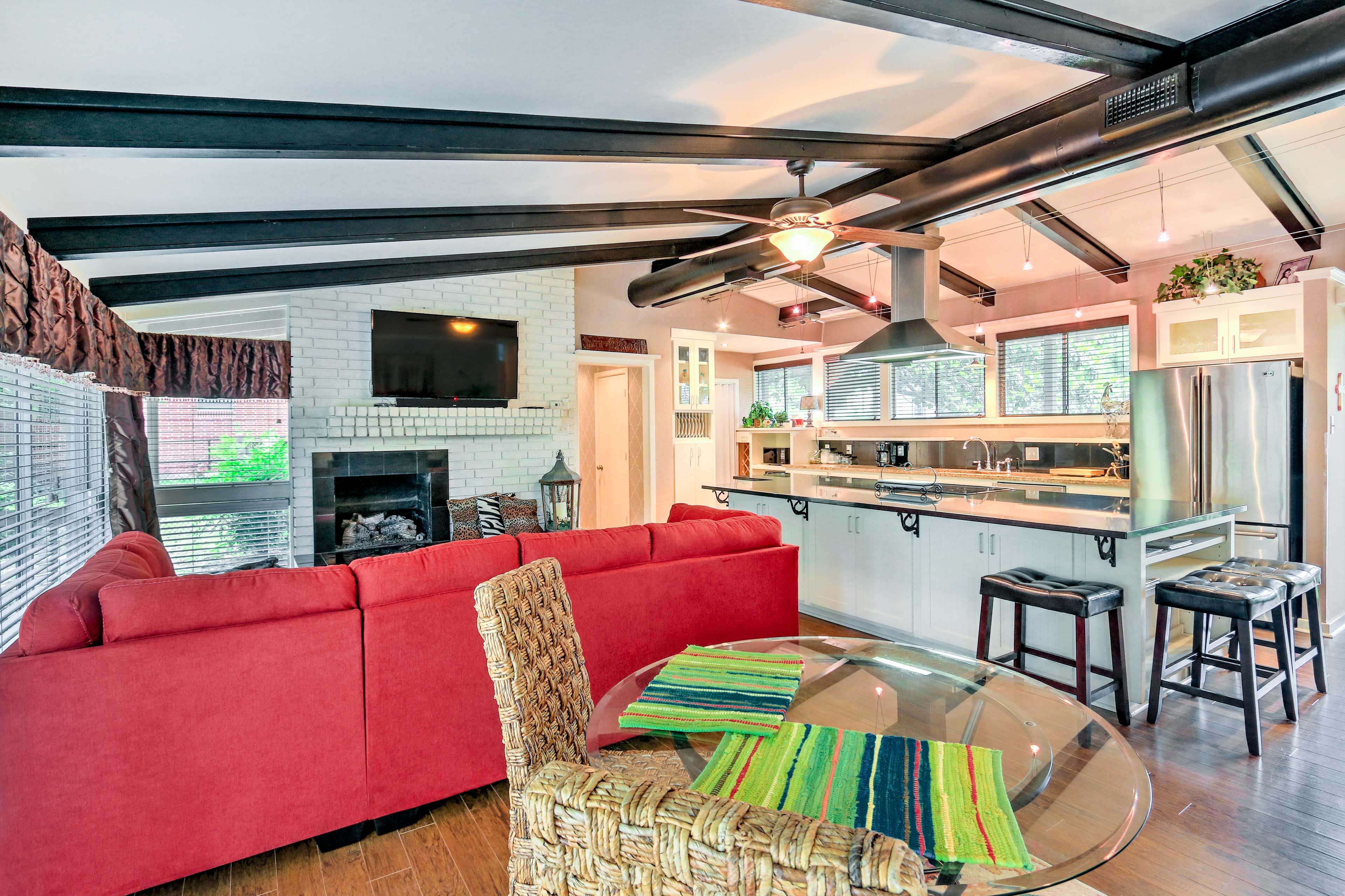 Dining Area | Dishes & Flatware Provided
