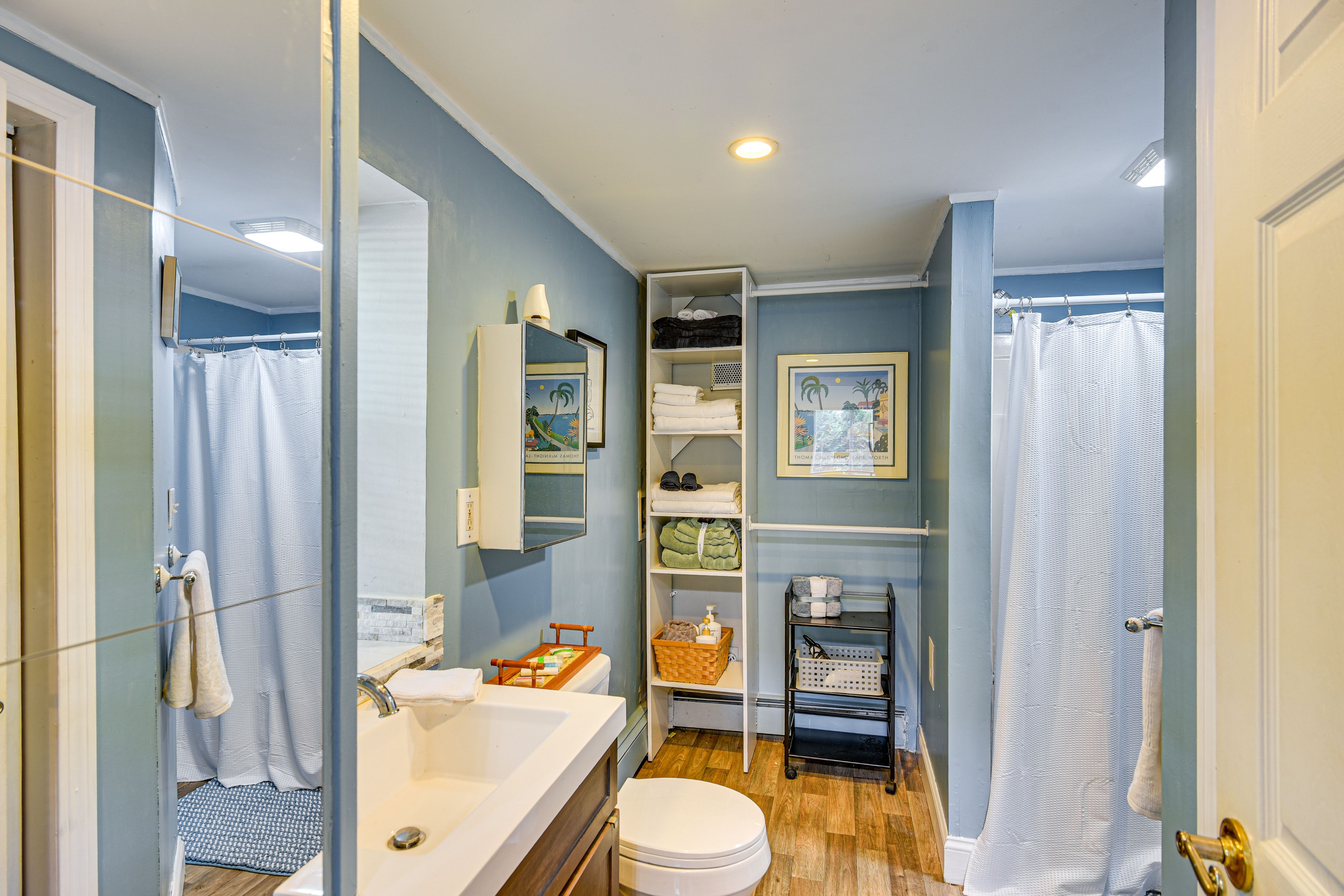 Full Bathroom | Towels Provided