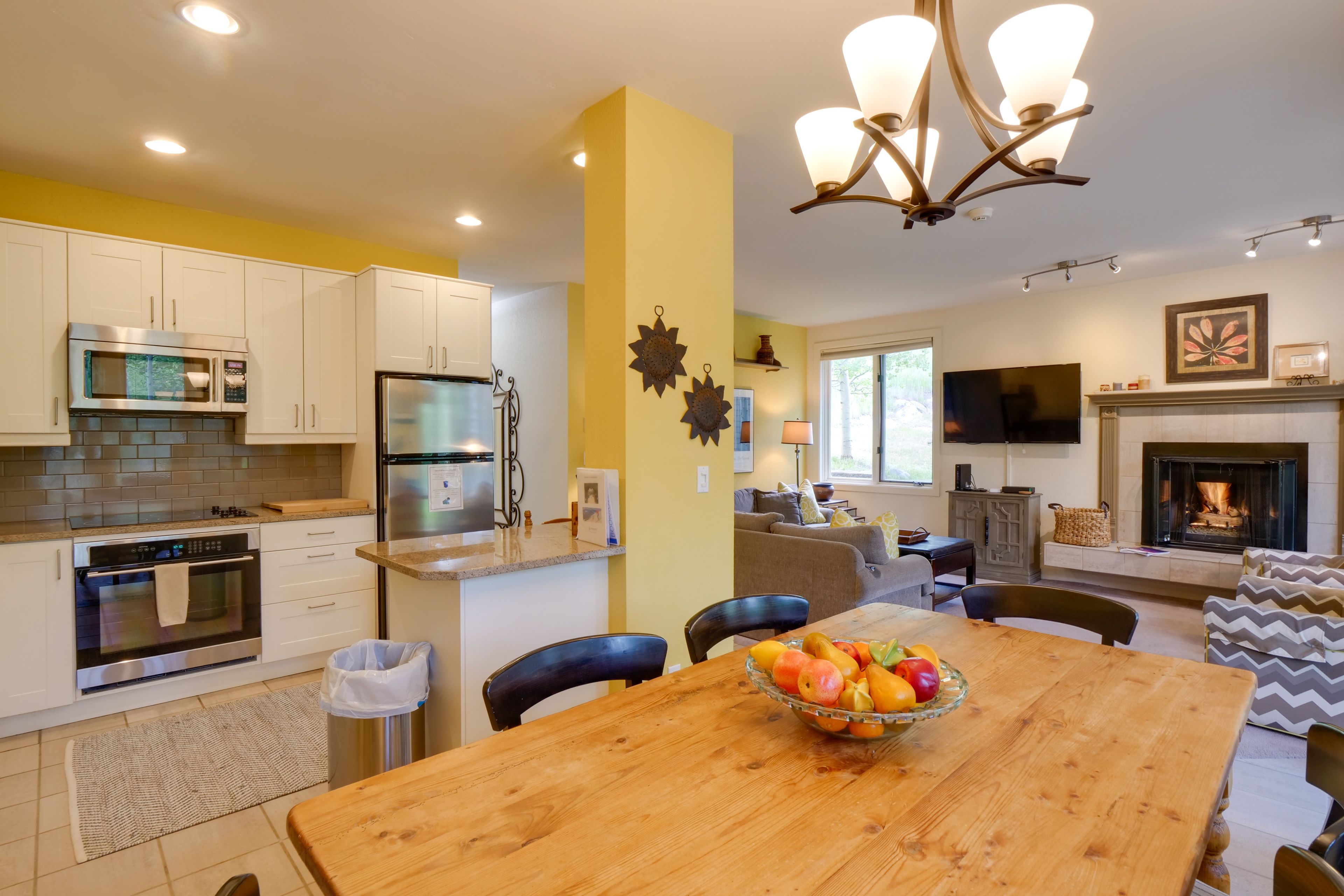 Dining Area | Dishware & Flatware Provided