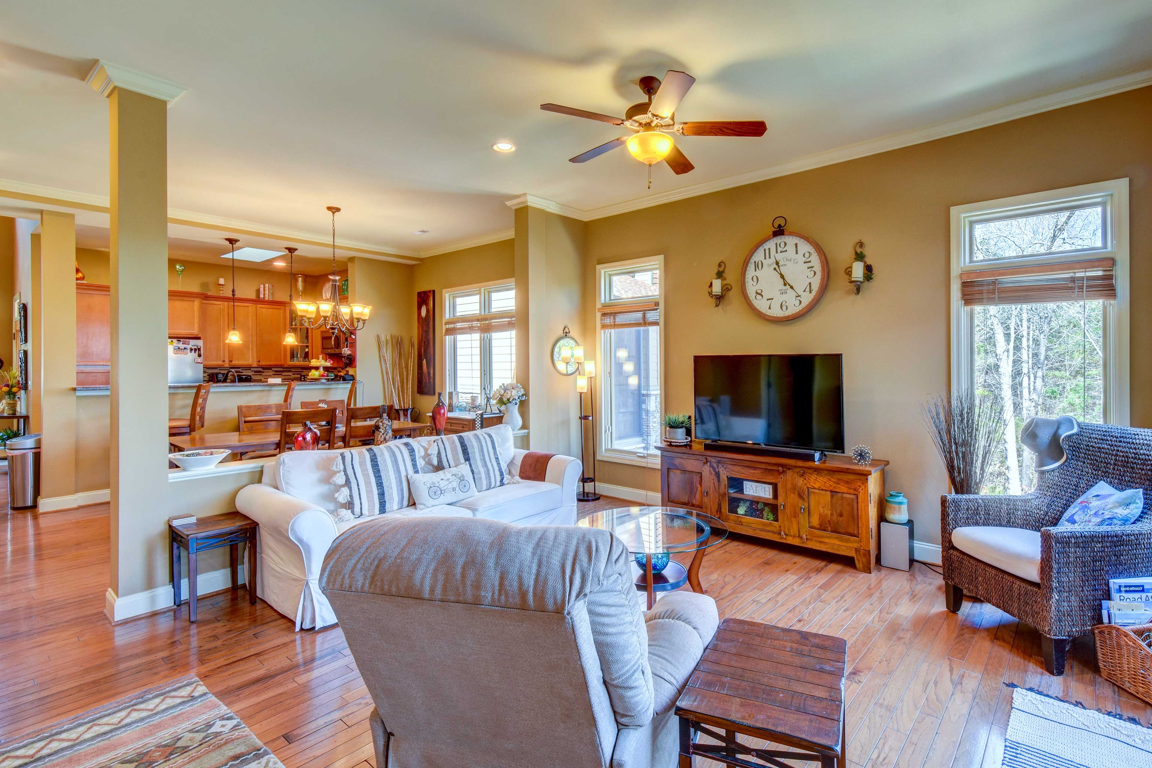 West Union Vacation Rental | 3BR | 4.5BA | 3,200 Sq Ft | 5 Steps Required
