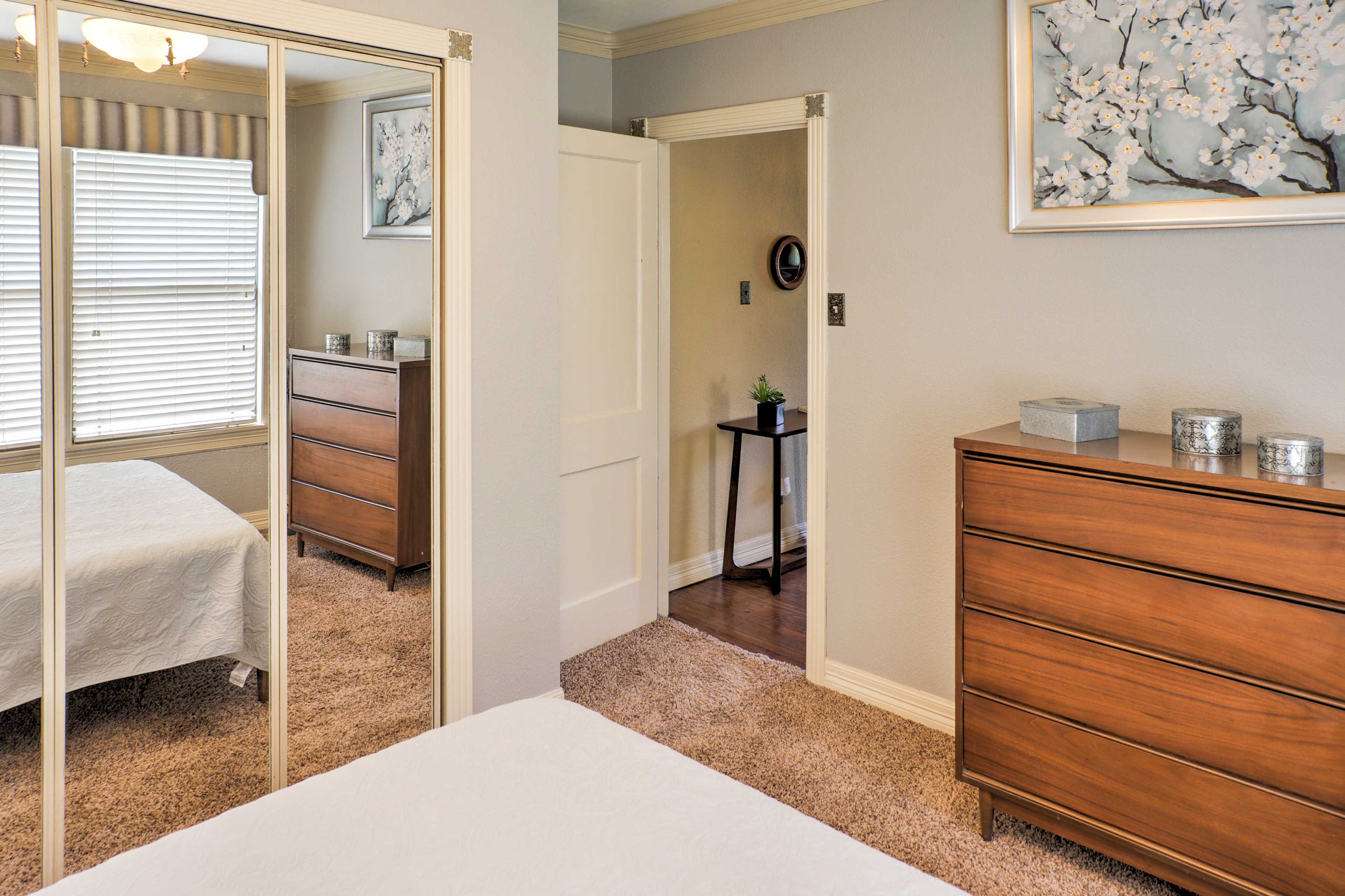 This house comfortably sleeps 4 between 2 bedrooms.