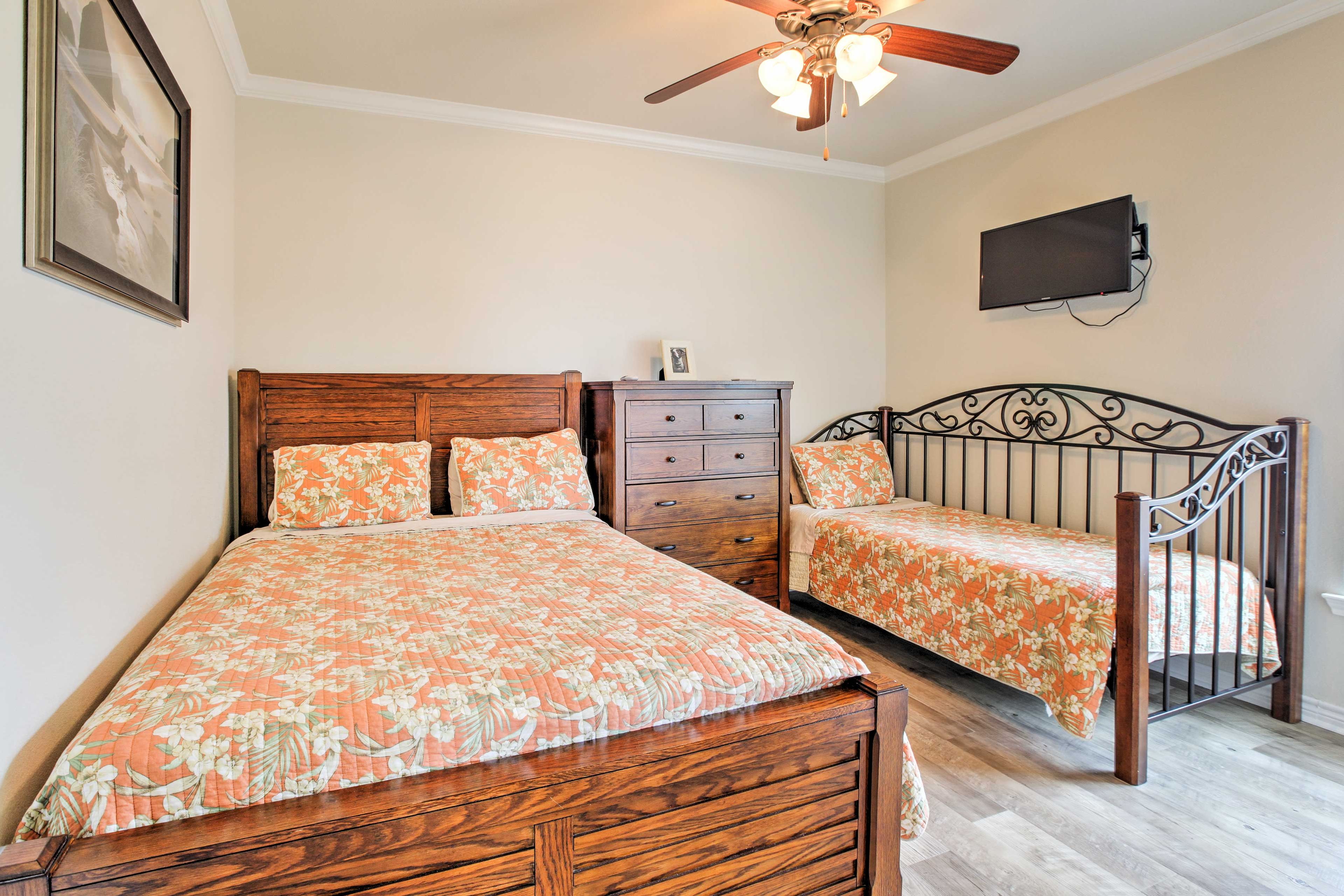 Bedroom 1 | Queen Bed, Twin Bed
