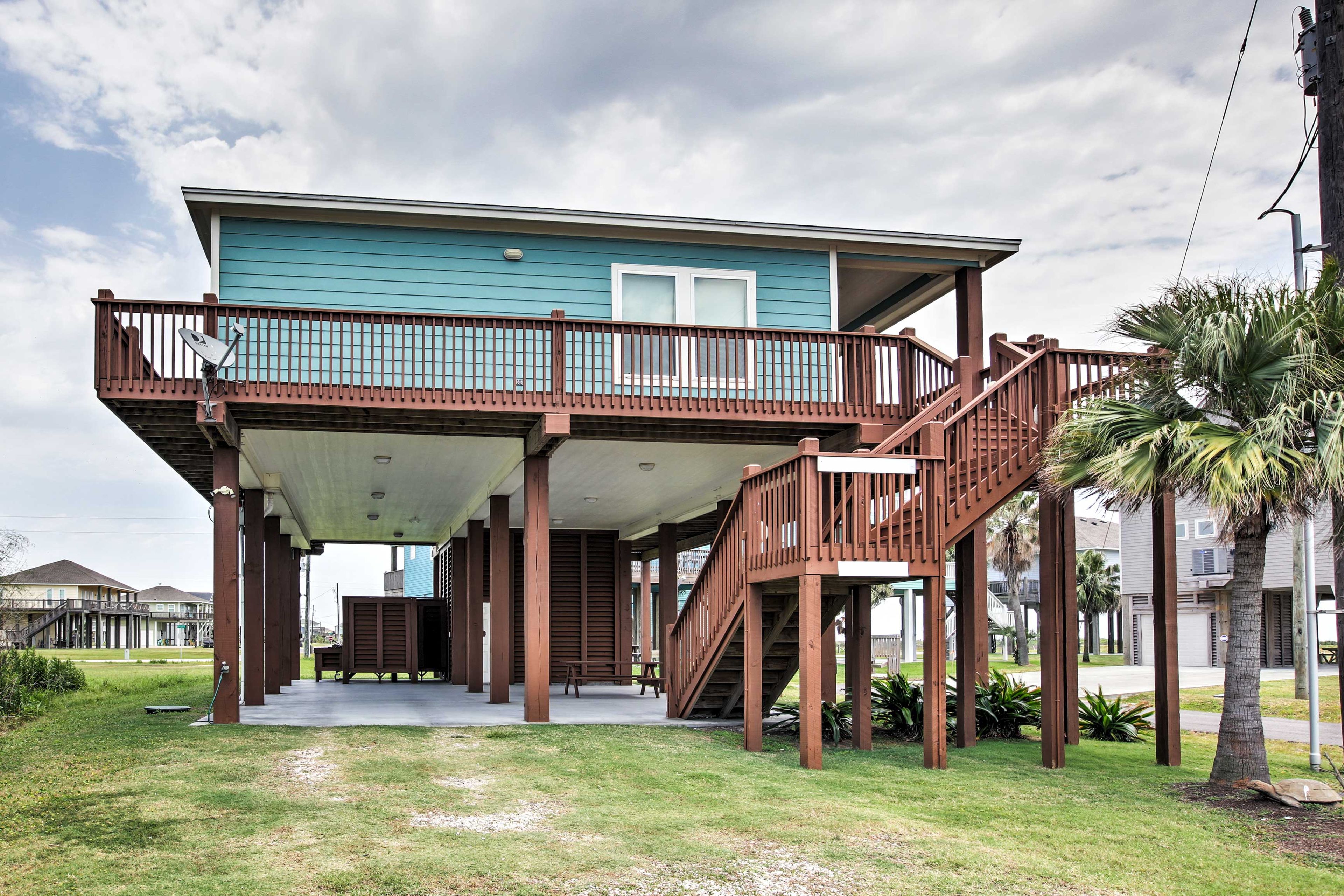 Exterior | Parking | Driveway/Under House (4 Vehicles)