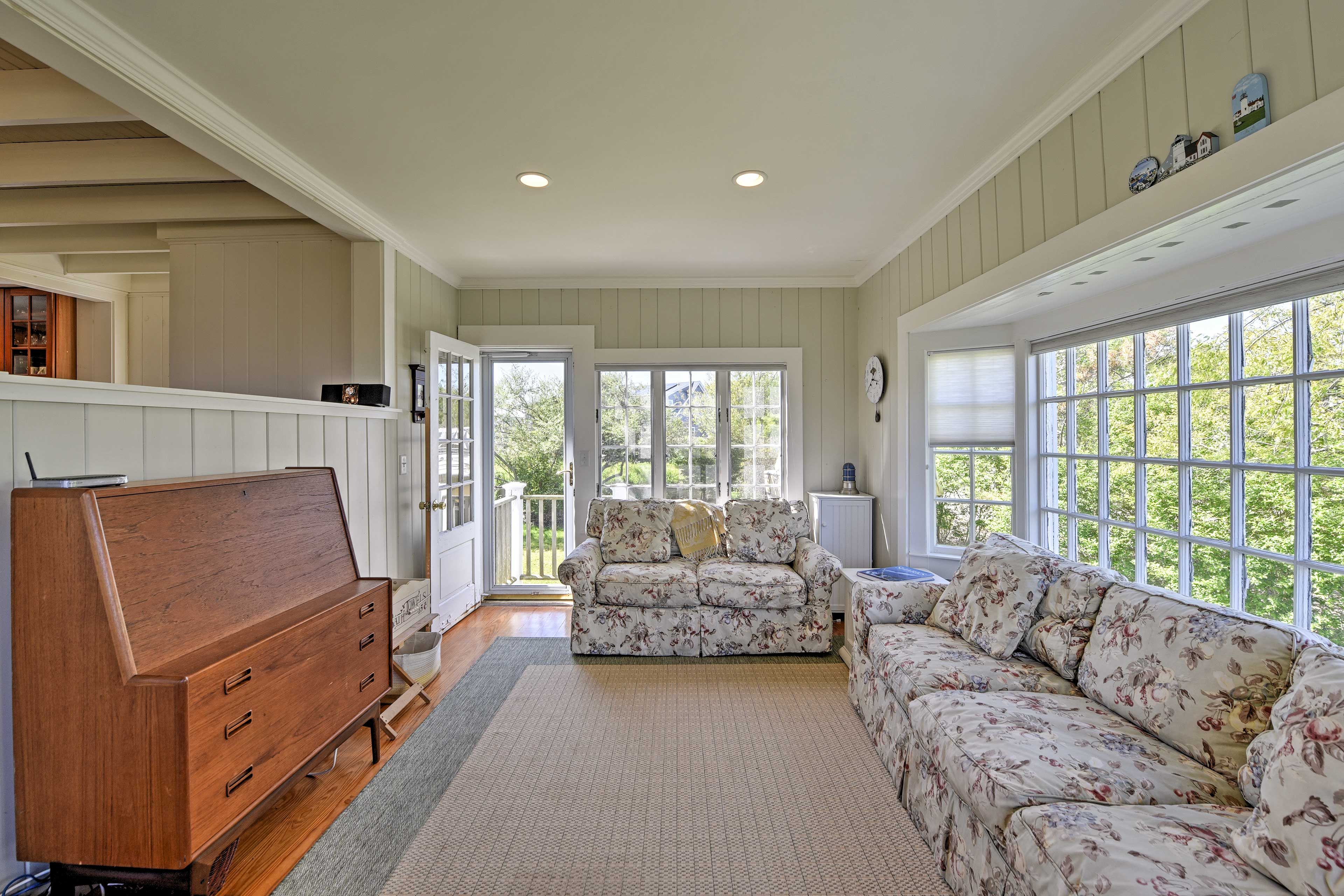 Spread out and unwind during downtime.