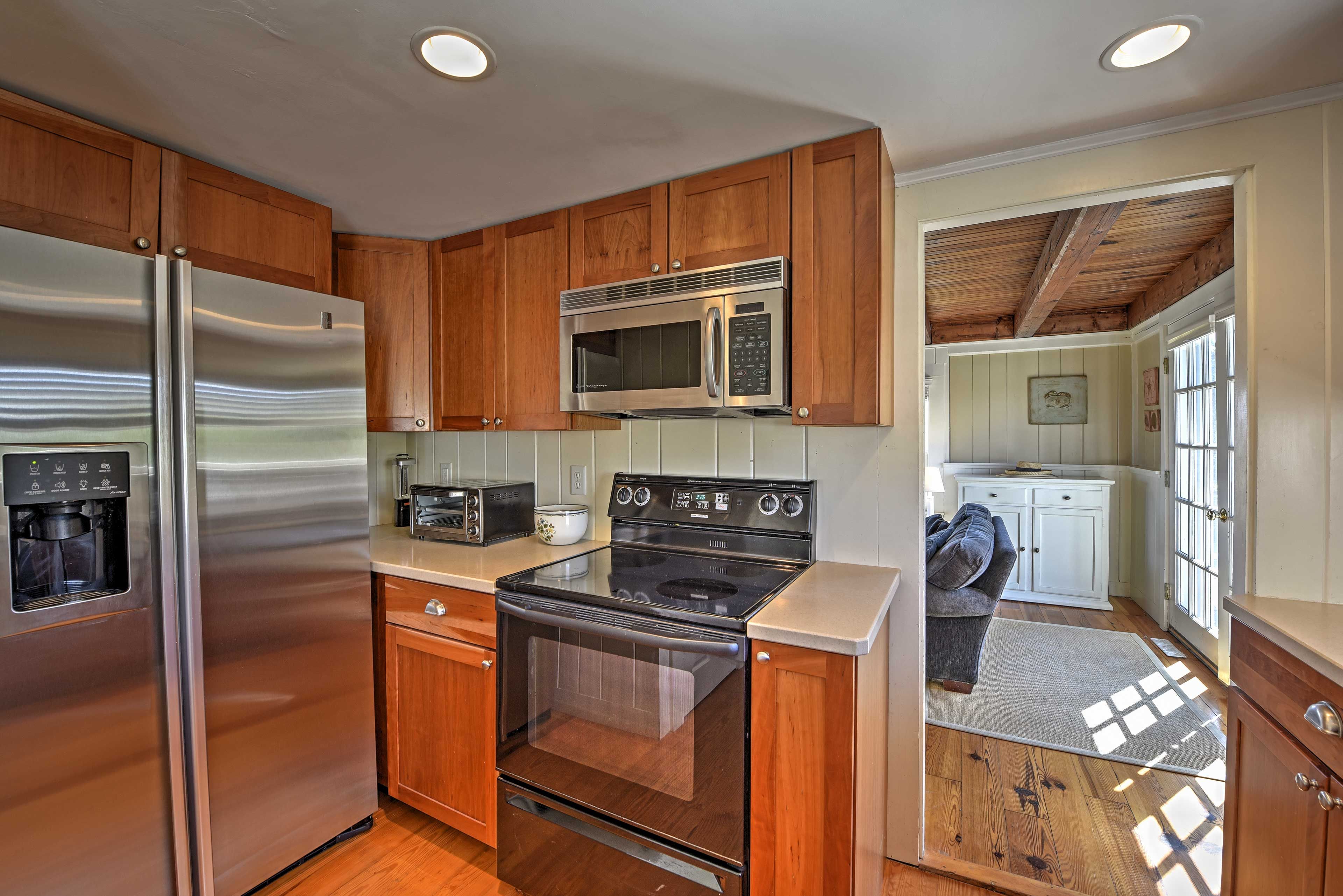 Prepare gourmet recipes in the fully equipped kitchen.