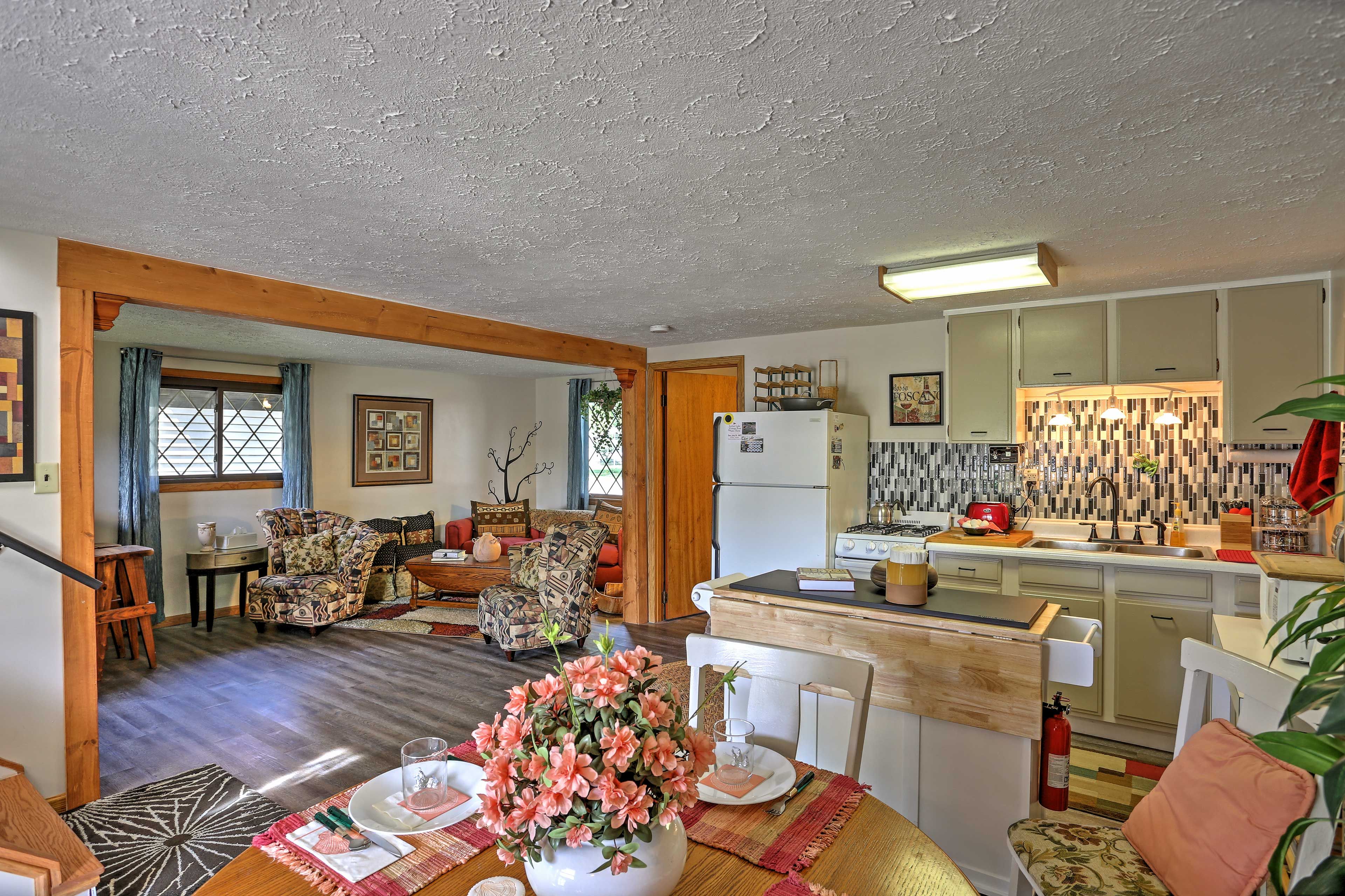 Dining Area | Dishware & Flatware | 2-Story Home