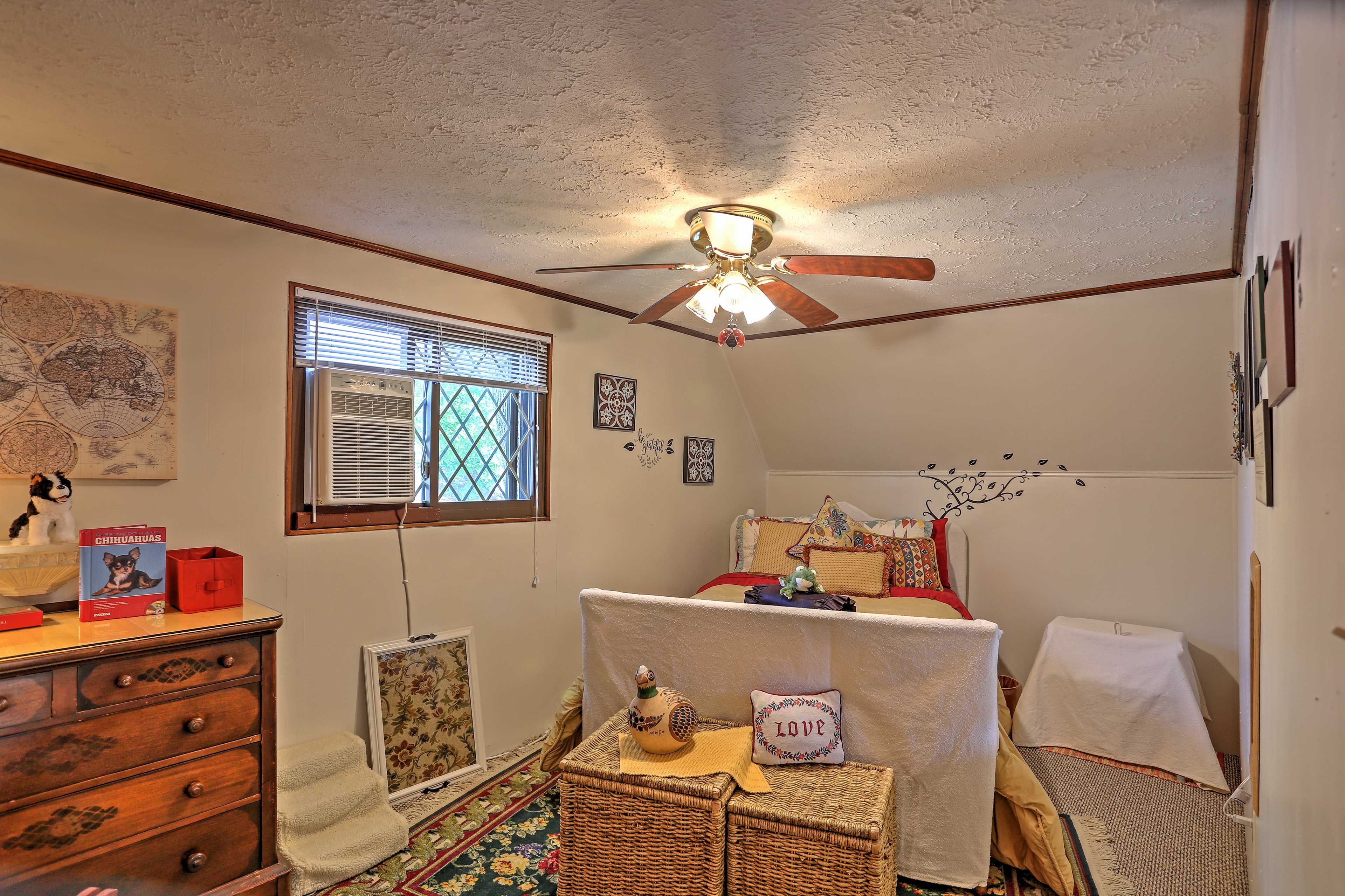 Bedroom 1 | Queen Bed | Smart TV | 2nd Floor