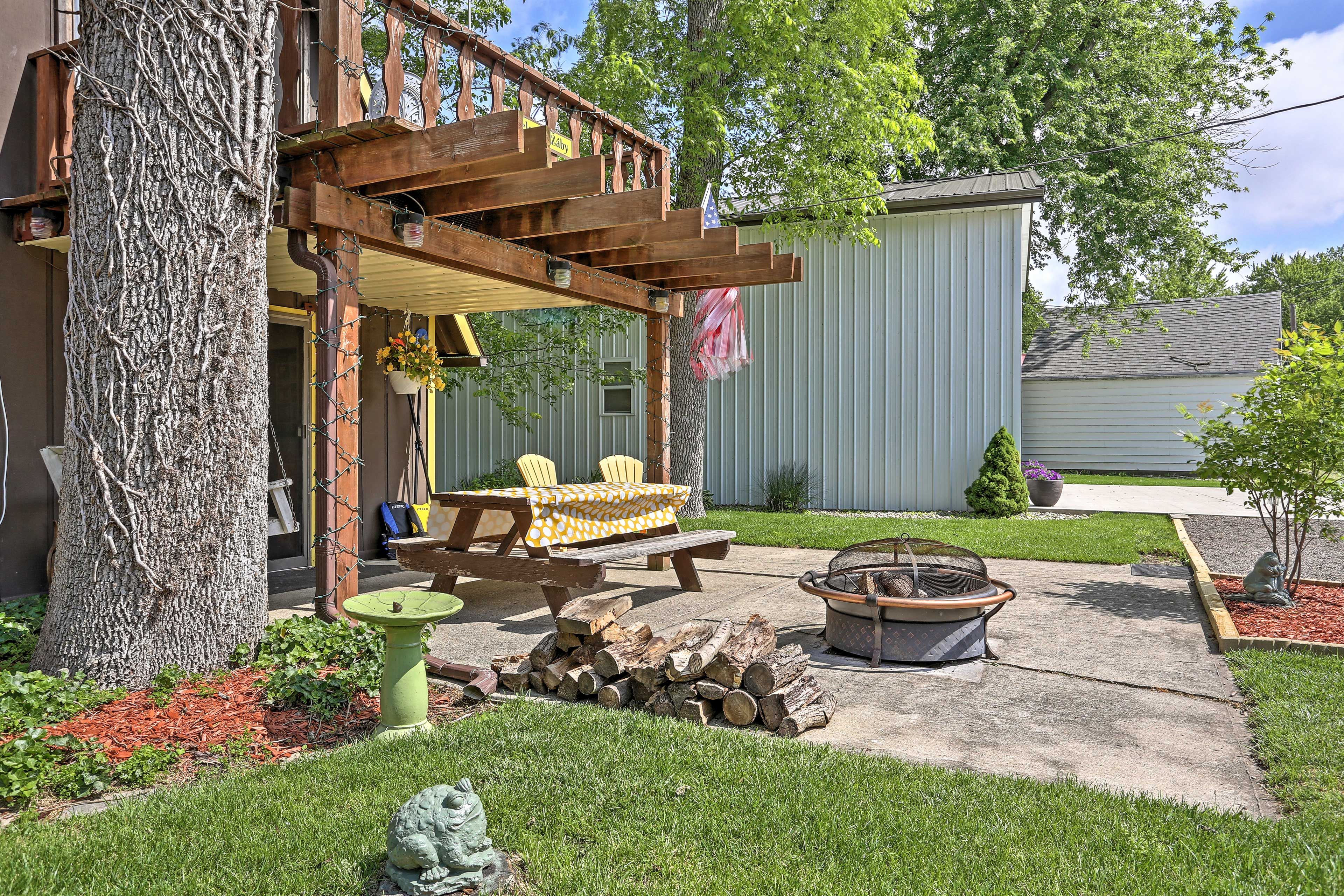 Yard | Fire Pit (Wood Not Provided)