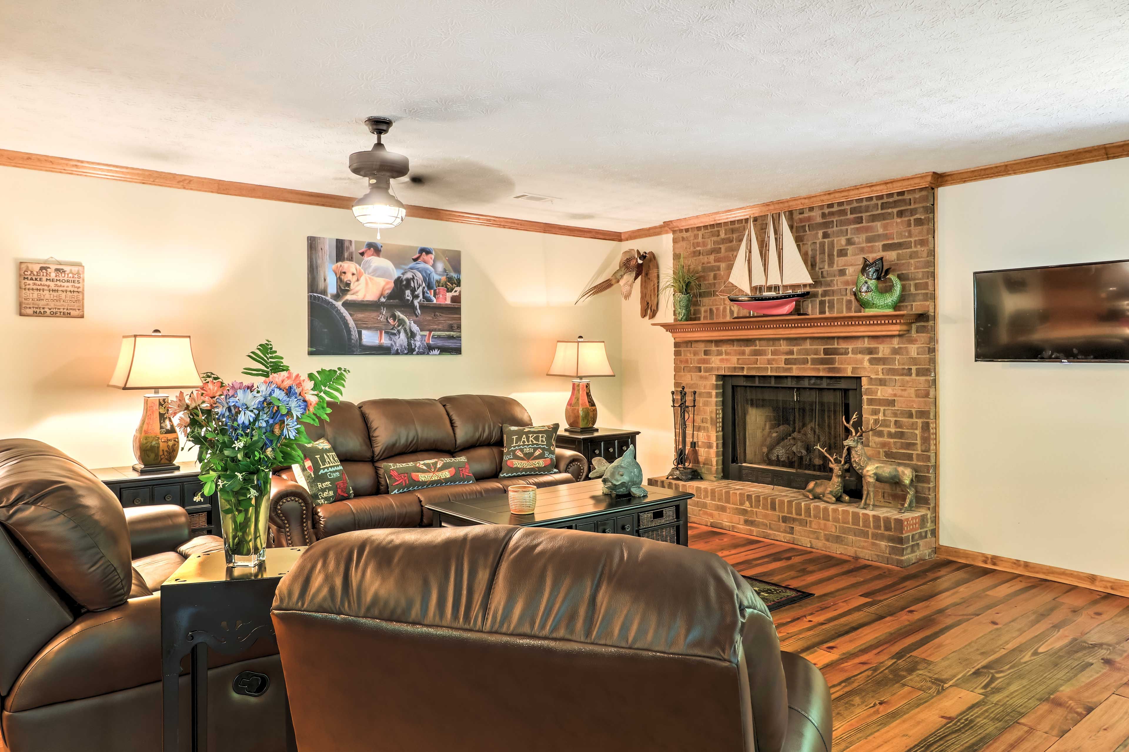 Living Room | Central A/C & Heat | Flat-Screen Cable TV | Free WiFi