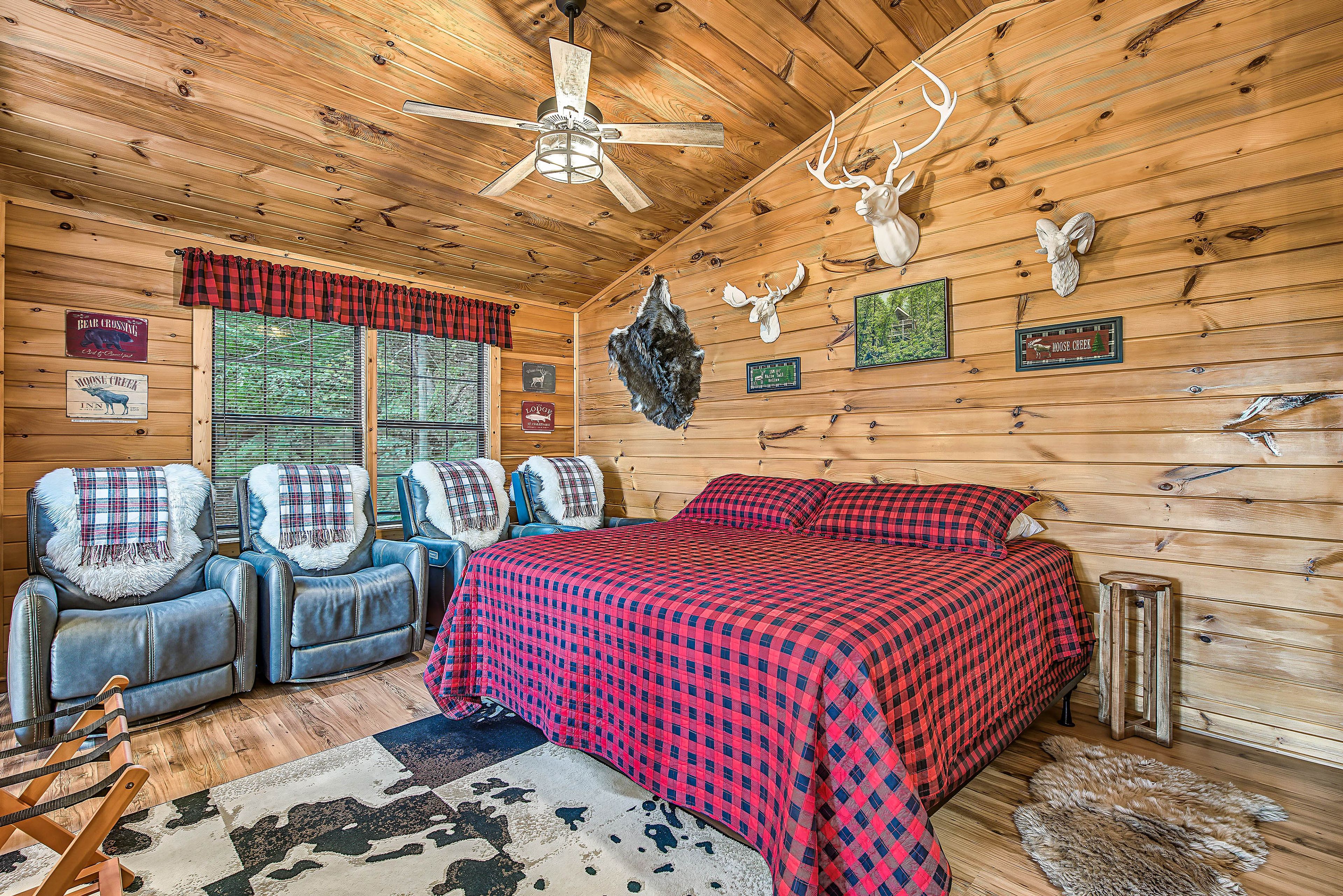 Loft | King Bed | 4 Armchairs | Smart TV