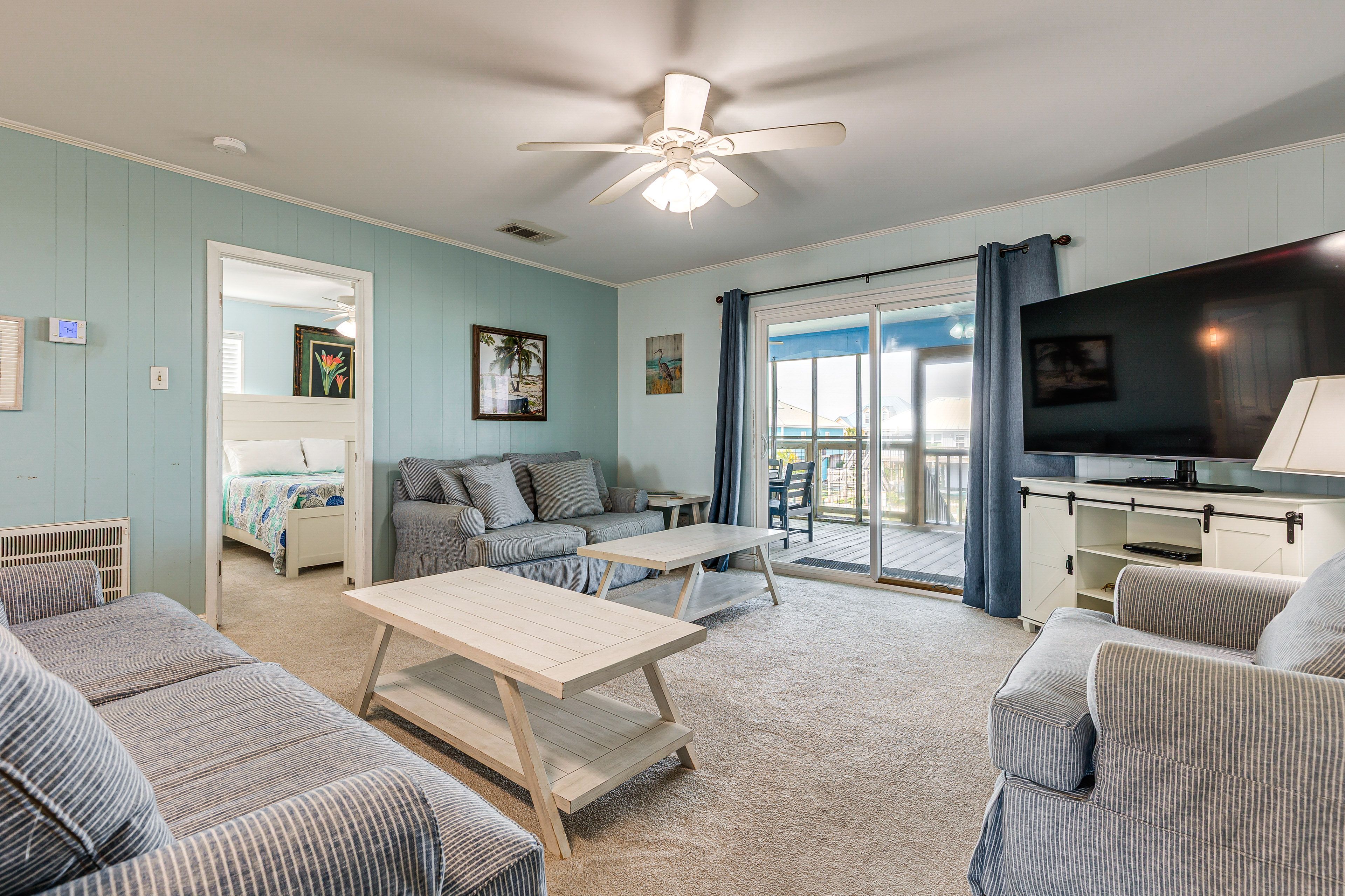 Living Room | Free WiFi | Porch Access