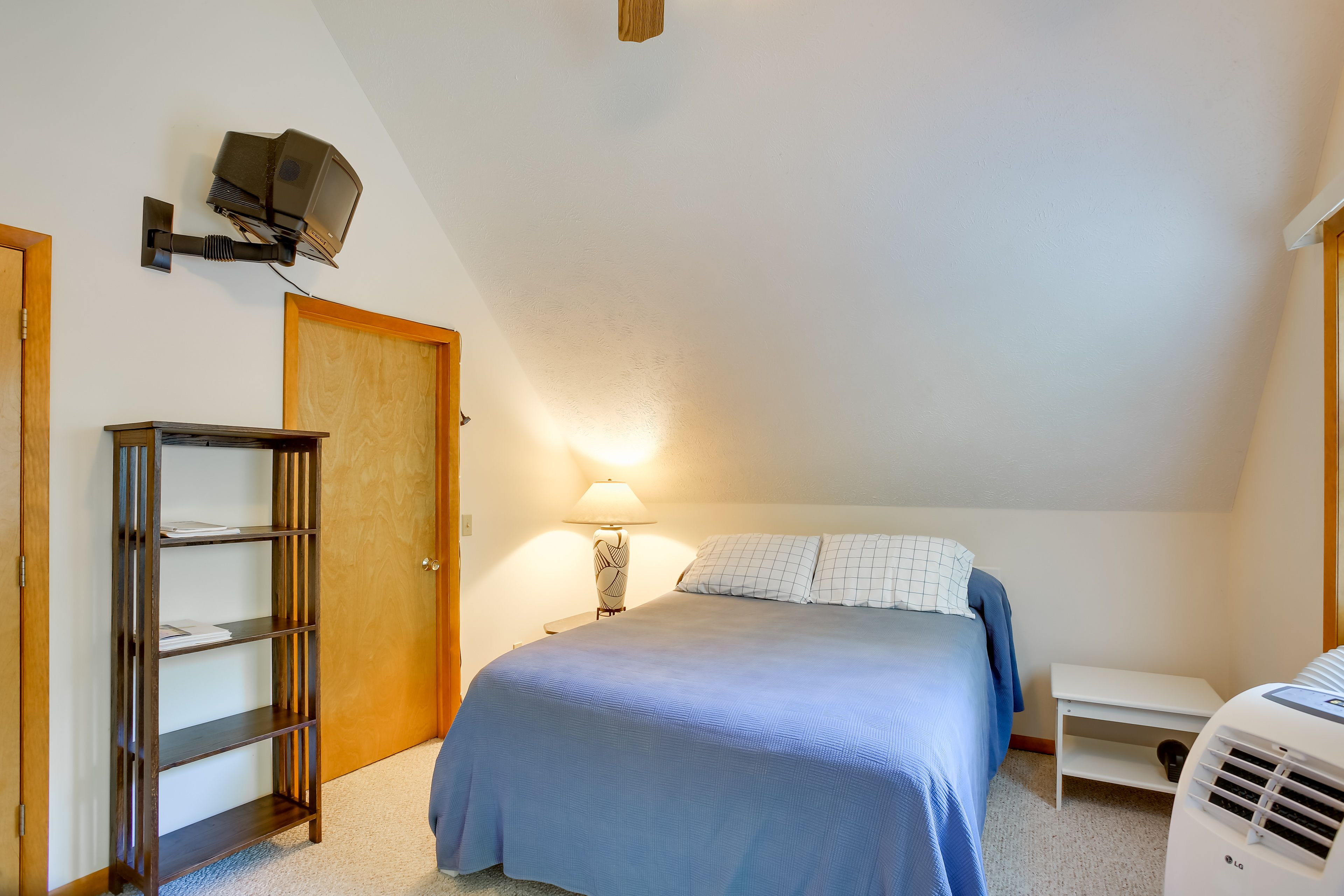 Bedroom 1 | Queen Bed | Linens Provided