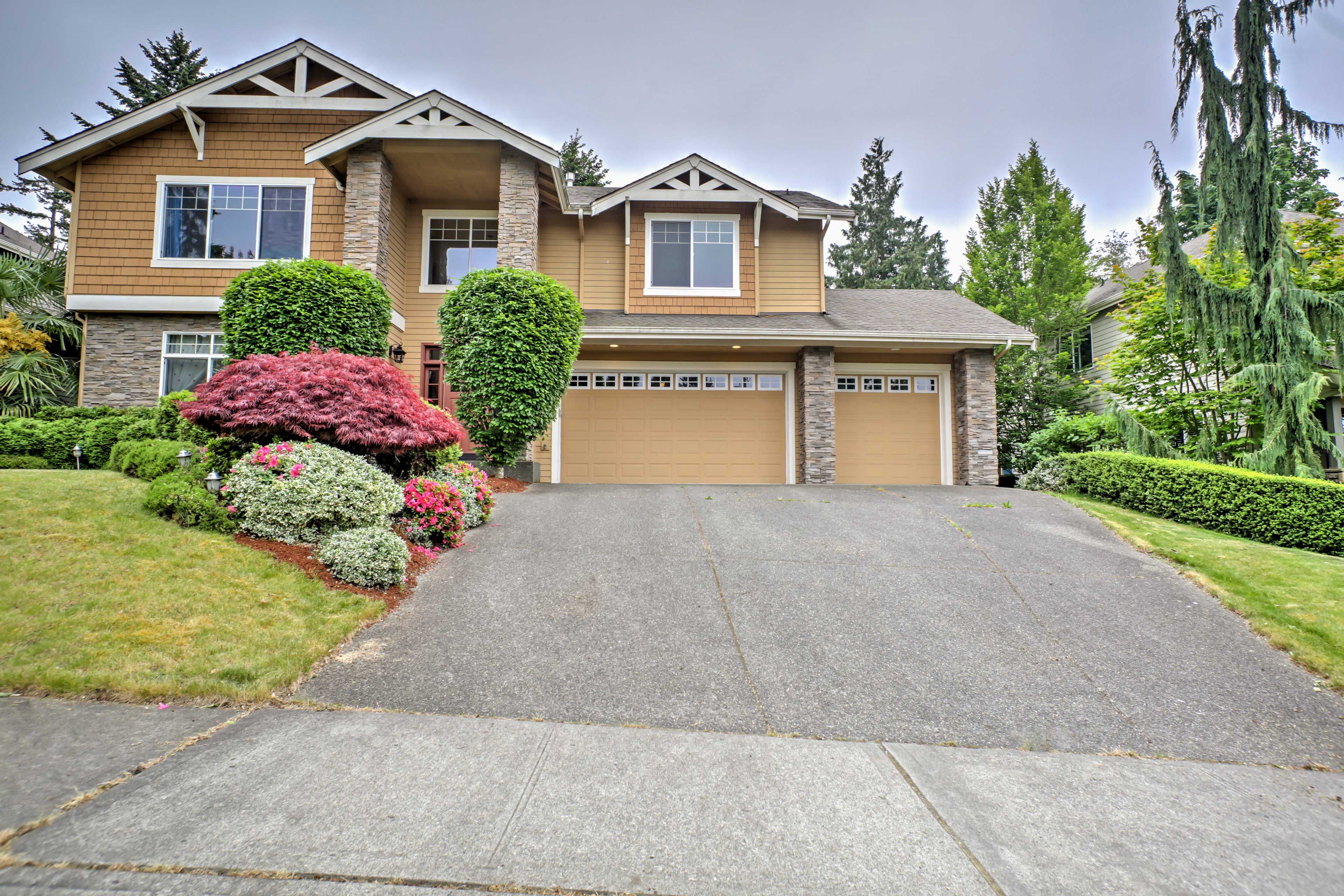 Tour the waterfront city of Kirkland from this vacation rental house.