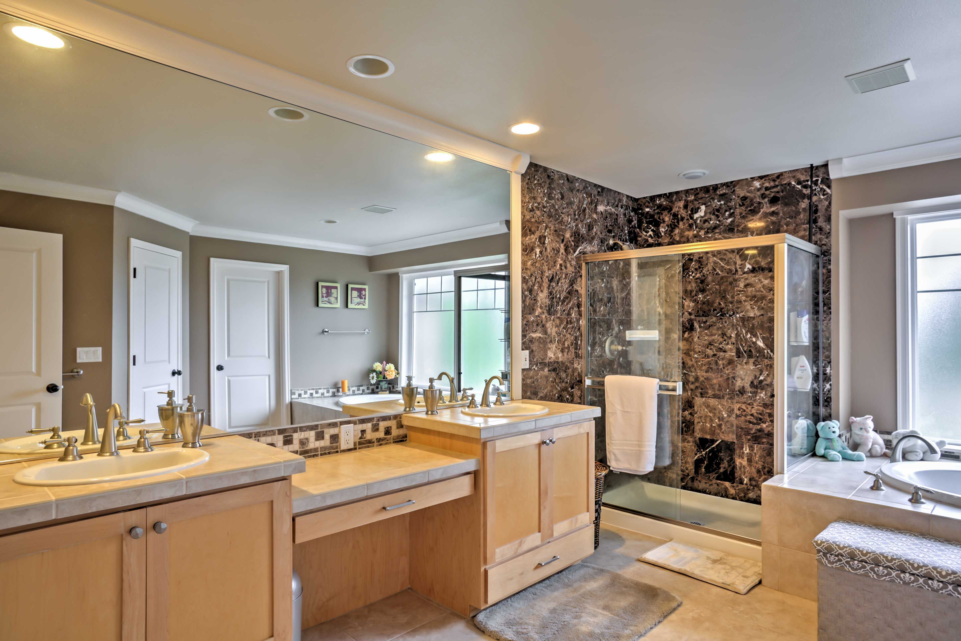The en-suite bathroom features a double vanity, soaking tub, and walk-in shower.