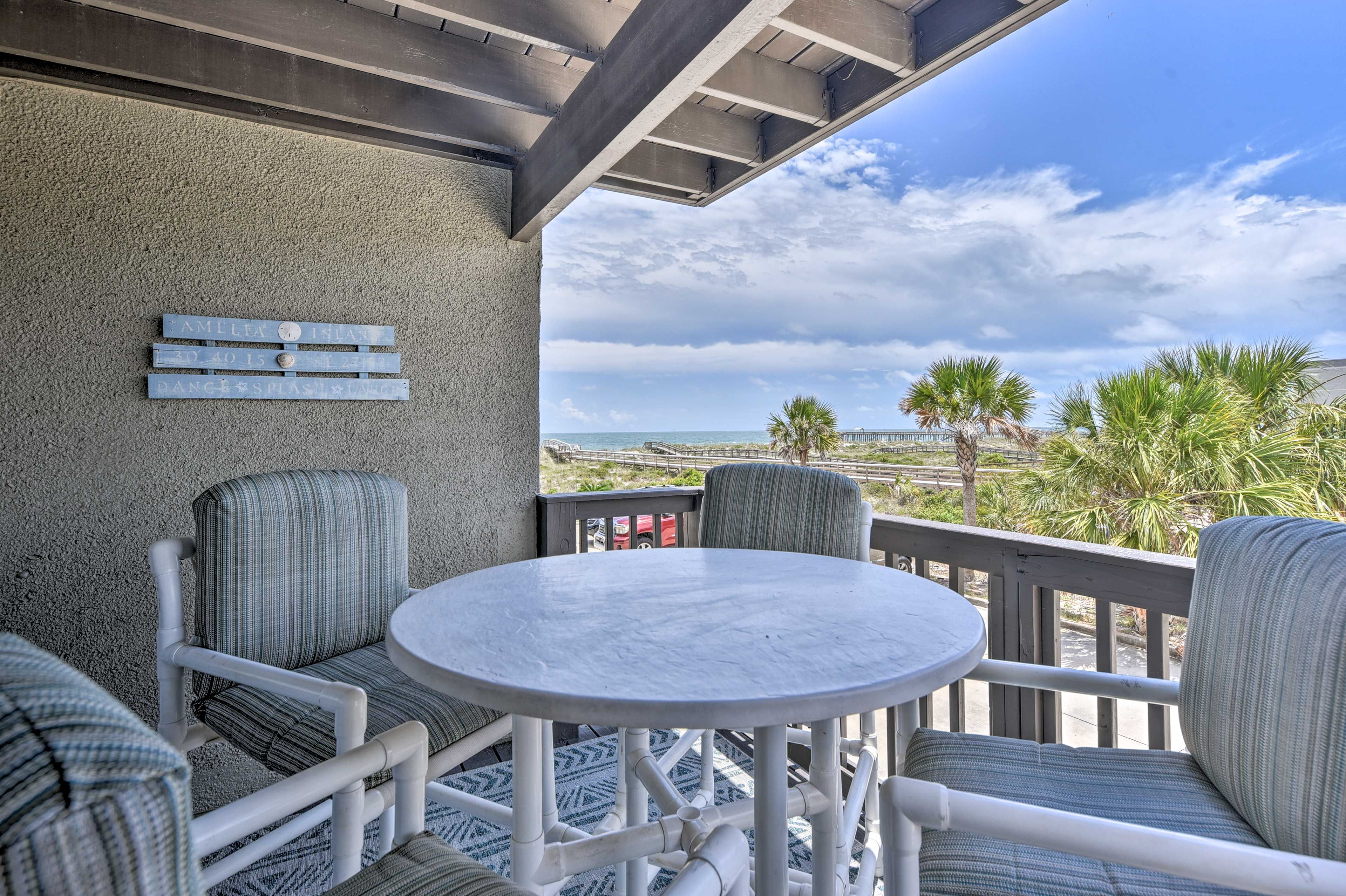 Private Balcony | 850 Sq Ft
