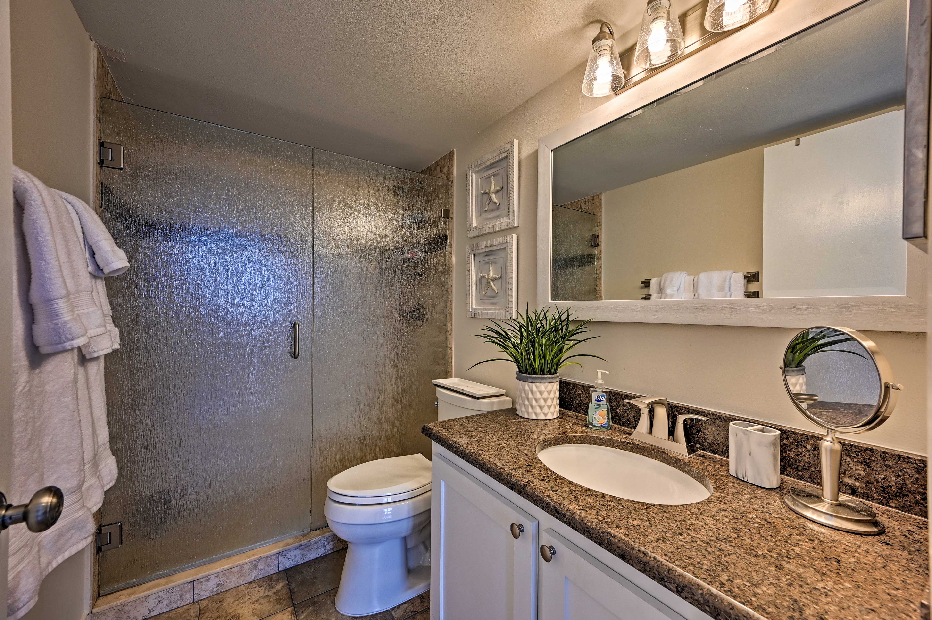 Full Bathroom | Towels Provided
