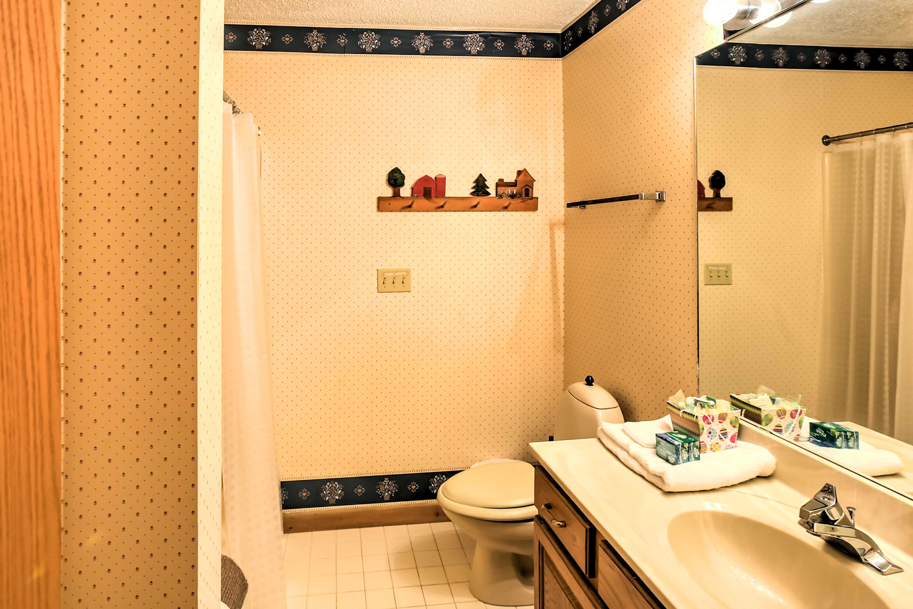 Full Bathroom | Complimentary Toiletries | Towels Provided