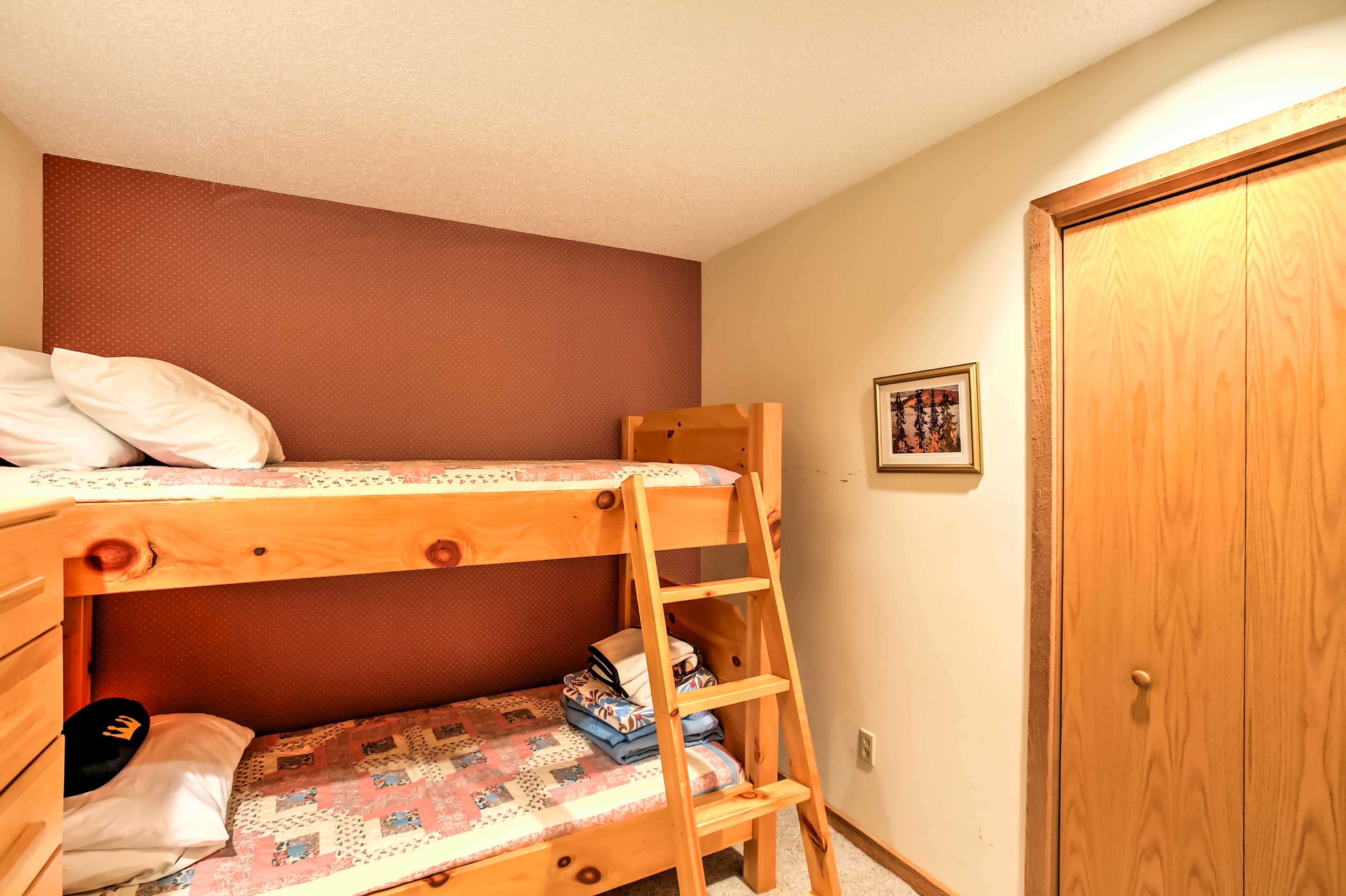 Bedroom 2 | Twin/Full Bunk Bed