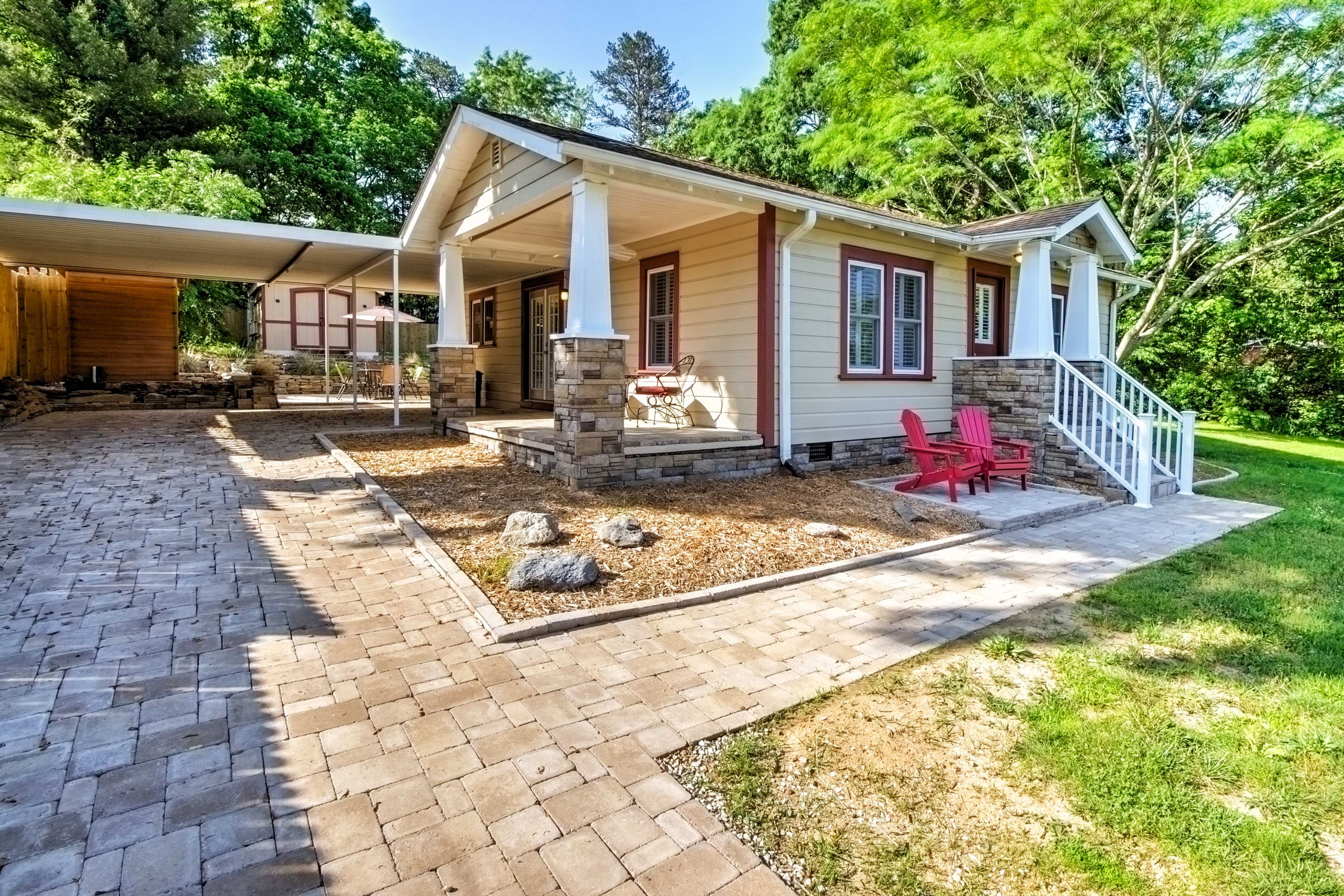 This North Carolina home is located within minutes of Asheville and Black Mountain, providing the ultimate vacation!