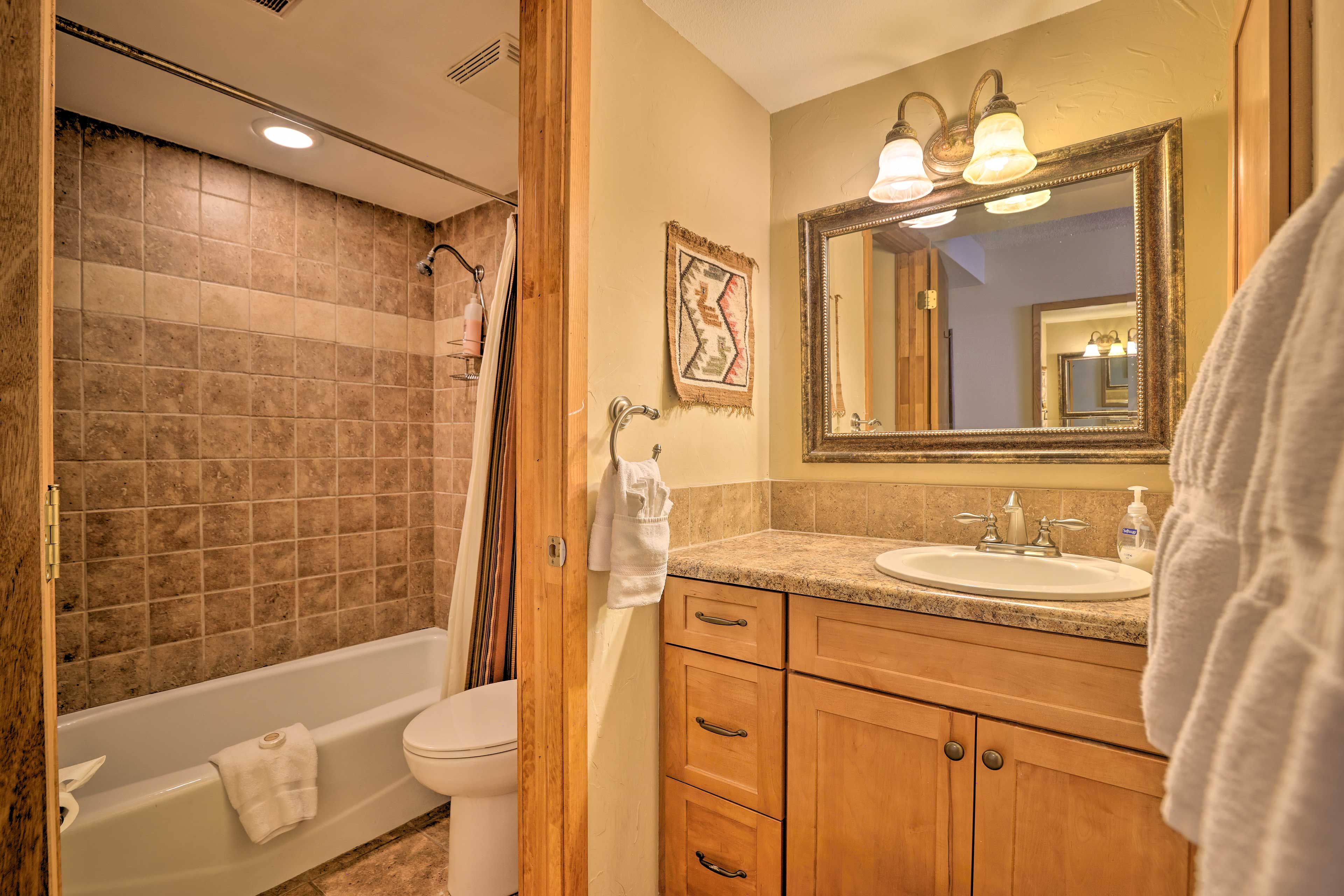 En-Suite Bathroom | Complimentary Toiletries | Towels Provided
