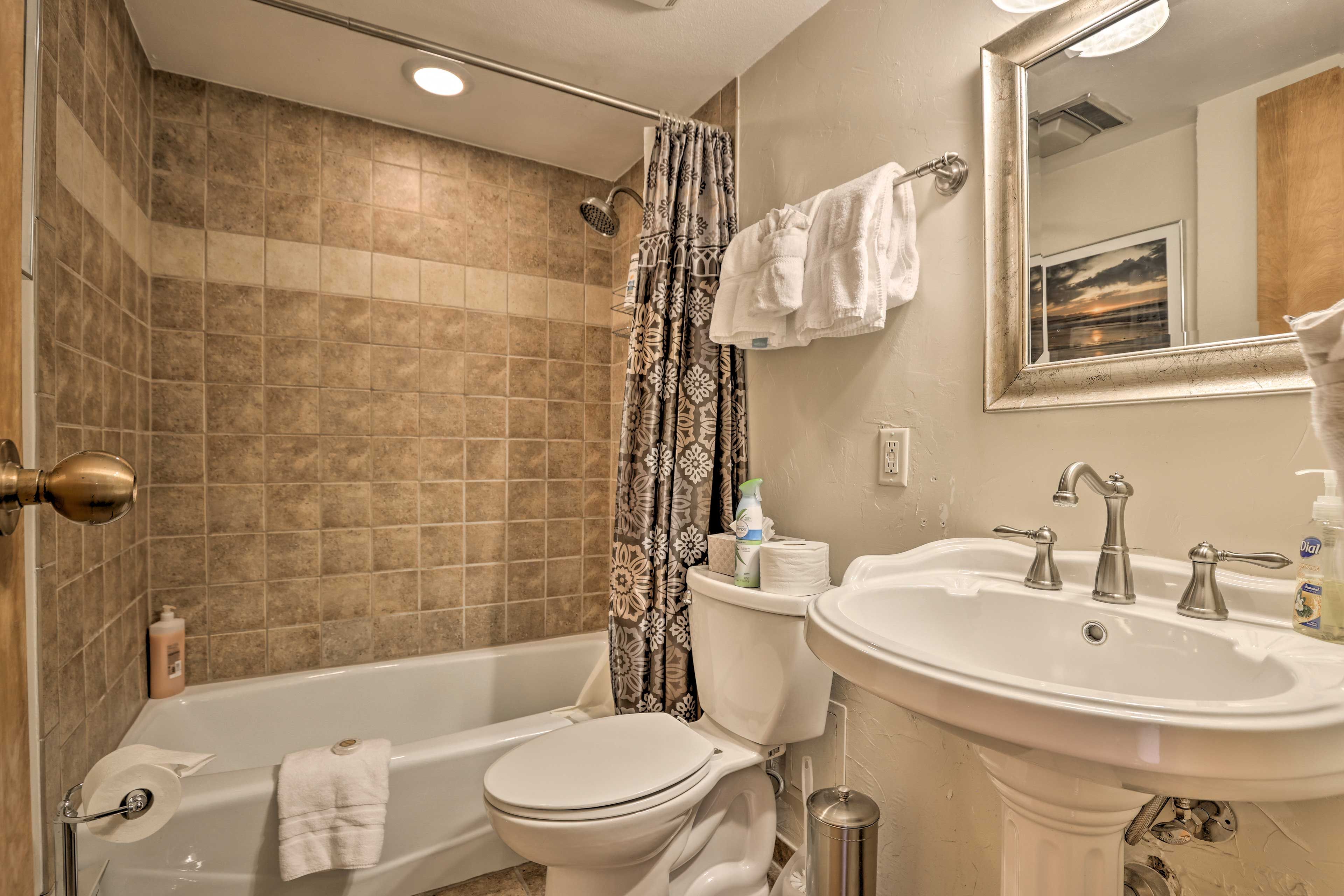 Full Bathroom | Complimentary Toiletries | Towels Provided
